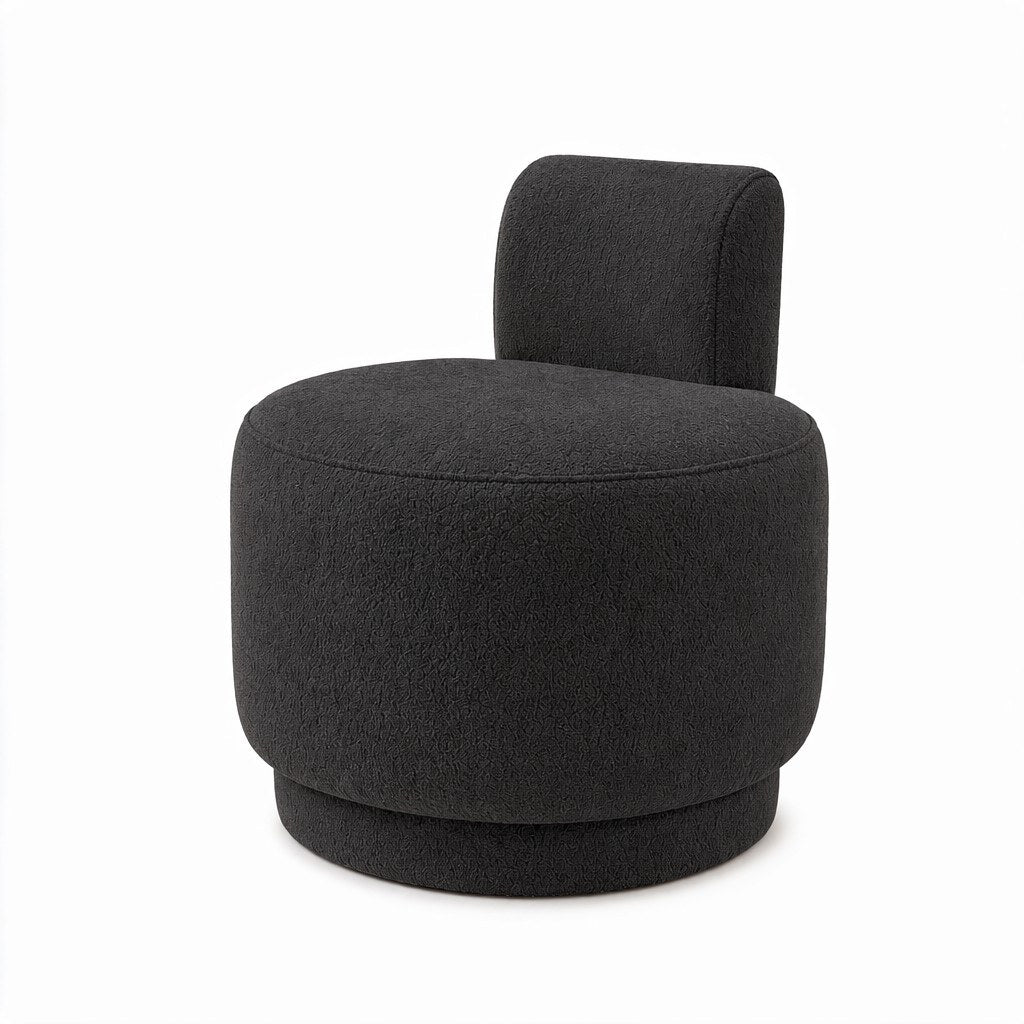 Dunkelgrauer Ohrensessel Guess von Hanah Home mit strukturiertem Bouclé-Stoffbezug, geschwungener Rückenlehne und Holzgestell, freigestellte Studioaufnahme.