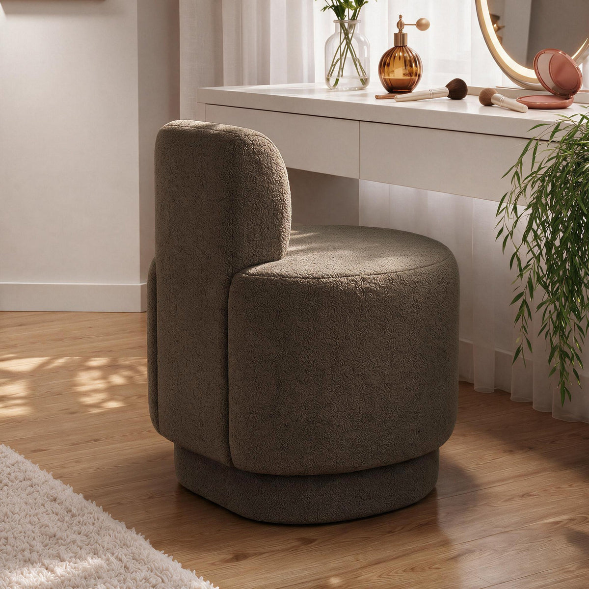 Ohrensessel in Mokka mit bouclé-strukturiertem Polyesterbezug, Spanplatten-Korpus und Pappelholzlatten, Sitzhöhe 45 cm, Beinhöhe 8 cm.