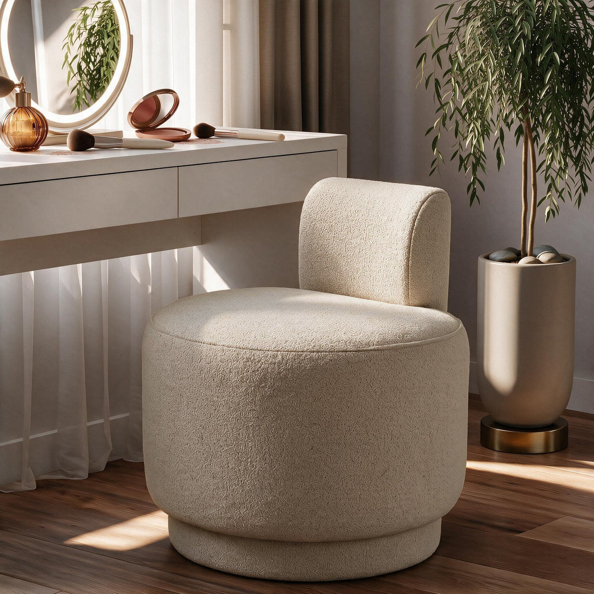 Ohrensessel Guess in der Farbe Latte mit Bouclé-Bezug, Holzbeinen und geschwungener Rückenlehne, Sitzfläche gepolstert.