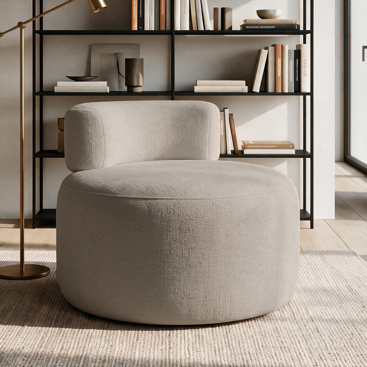 Ohrensessel Ellipse in Latte von Hanah Home, gestrickter Polyesterbezug, Schaumstoffpolsterung, Kunststoffbeine, Wing-Chair-Form.