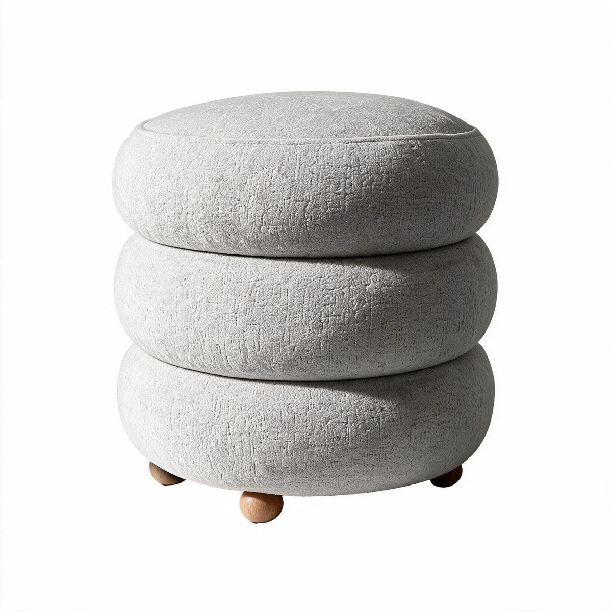 Hellgrauer Ottavia Pouf von Hanah Home mit gestricktem Polyesterbezug, gepolsterter Sitzfläche und Kugelfüssen aus Holz in kompakter Kubusform.