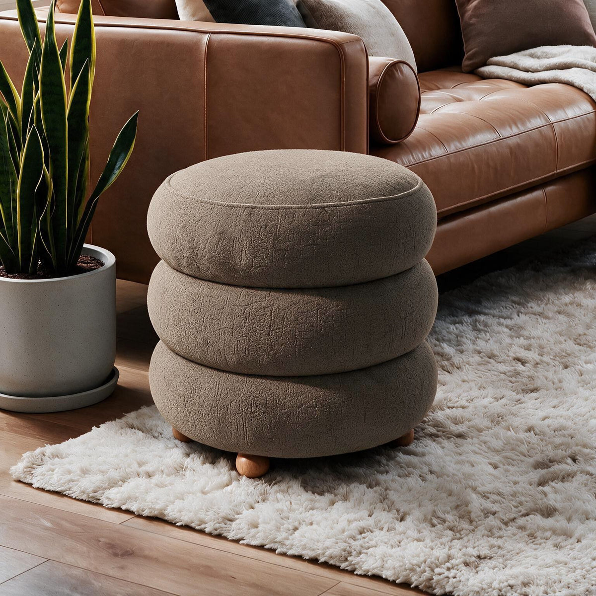 Runder Pouf in Mokka mit gestricktem Polyesterbezug, Holzkugelfüssen und Stauraumfunktion, Masse 43 x 43 x 45,5 cm.
