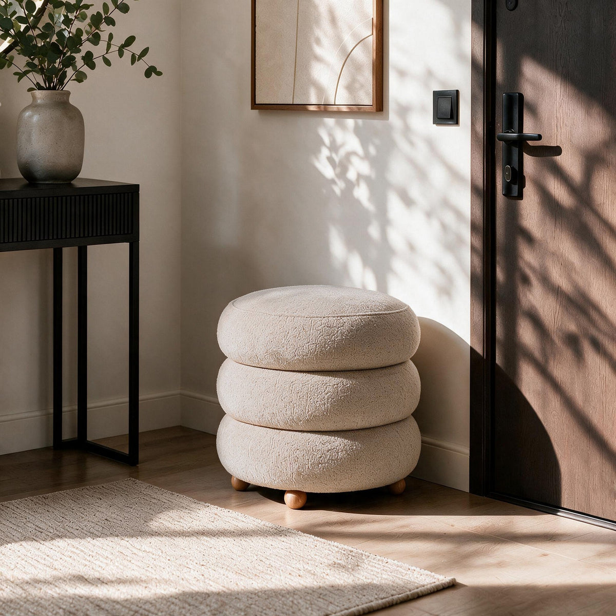 Runder Pouf in Latte-Farbe aus gestricktem Polyesterstoff mit Holzkugelfüssen und gepolsterter Sitzfläche, Stauraum im Inneren.