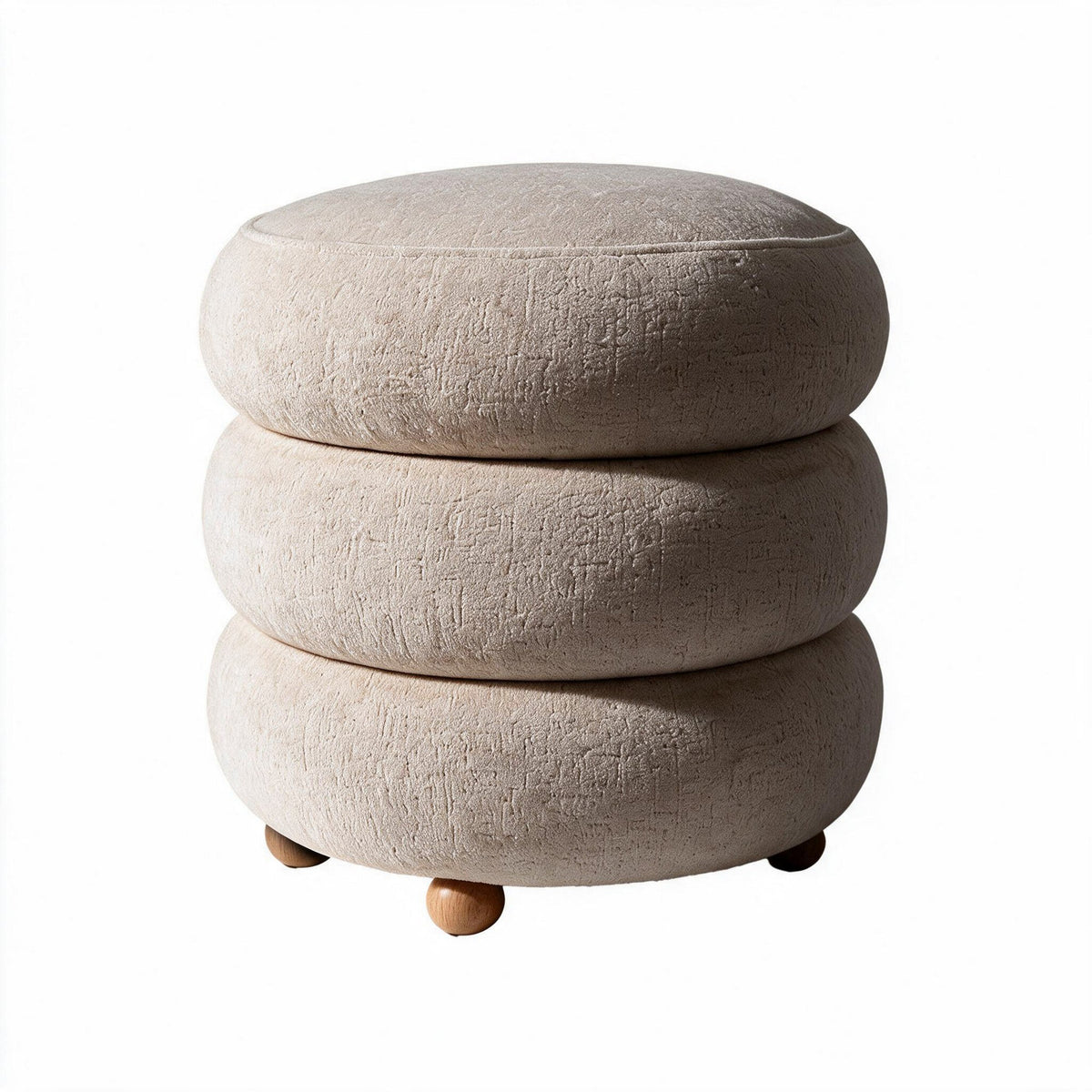 Runder Pouf in Latte-Farbe aus gestricktem Polyesterstoff mit Holzkugelfüssen und gepolsterter Sitzfläche, Stauraum im Inneren.