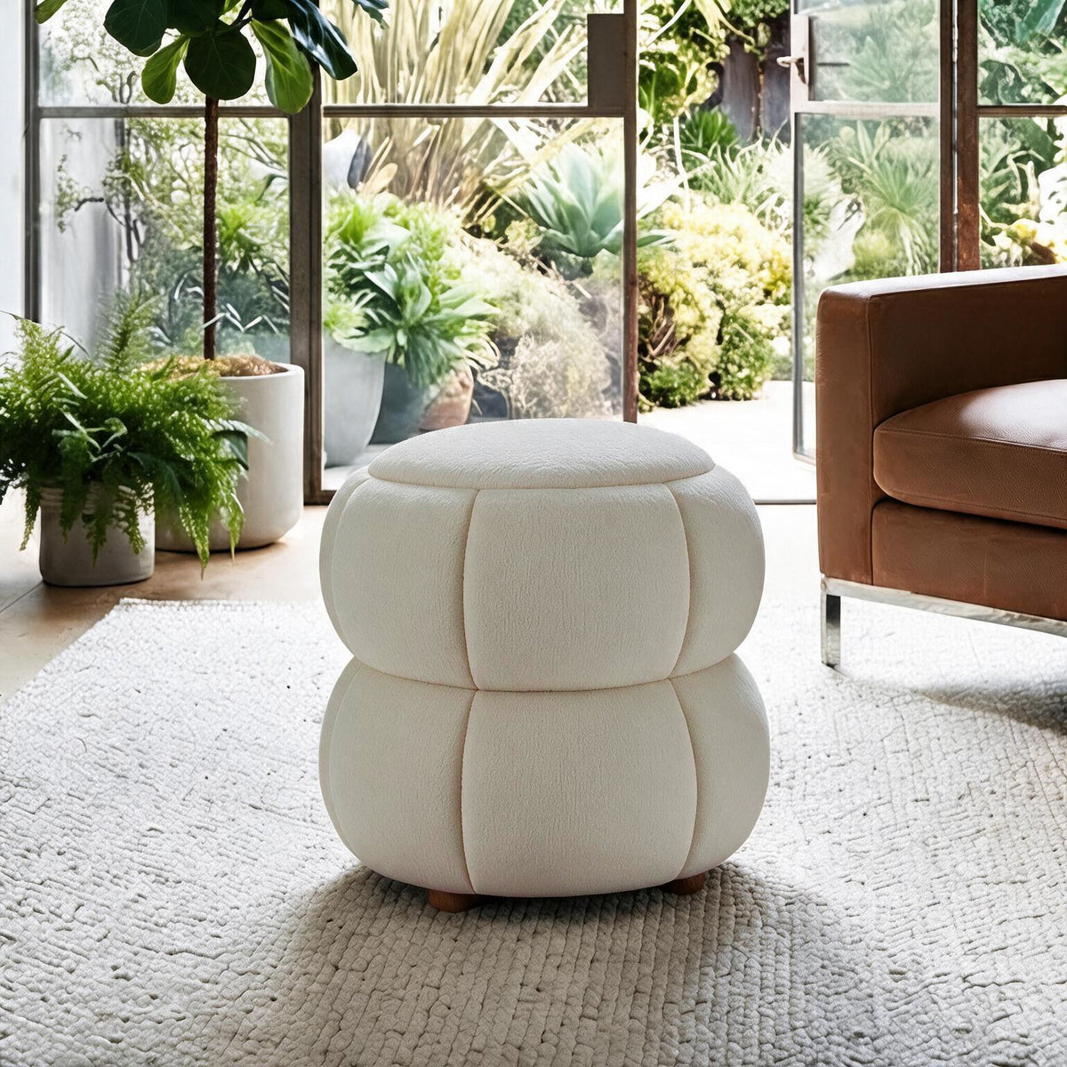 Off-White Pouf mit gestricktem Polyesterbezug, Holzkugelfüssen und Schaumstoffpolsterung, quadratische Form, 45x45x46 cm.