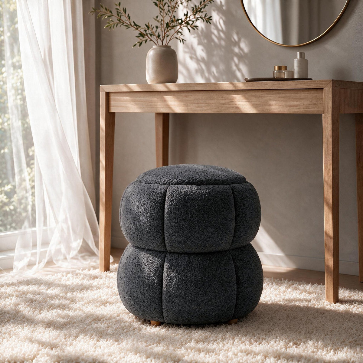 Dunkelgrauer Pouf mit gestricktem Polyesterbezug, Schaumstoffpolsterung und runden Holzfüssen, quadratische Form.