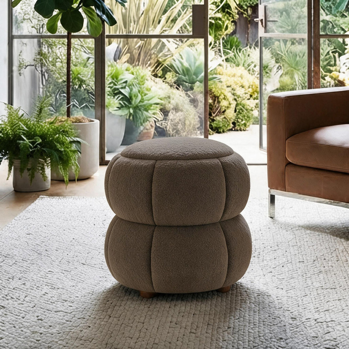 Runder Pouf in Mokka mit gestricktem Polyesterbezug, Holzkugelfüssen und gepolsterter Sitzfläche, Masse 45x45x46 cm.