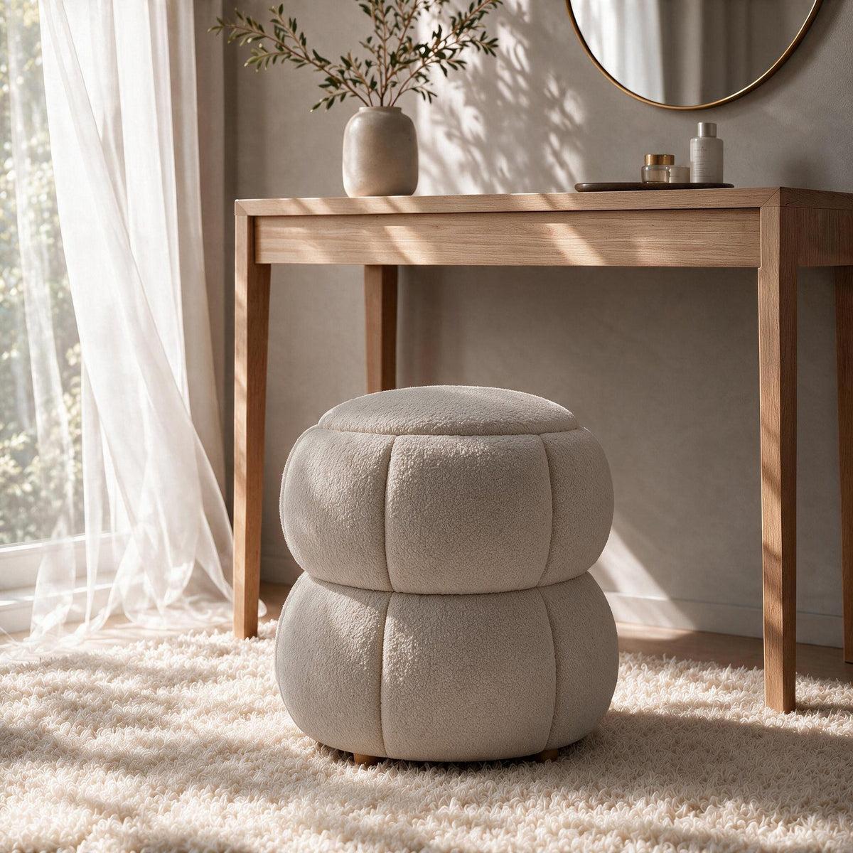 Softura Pouf in Latte von Hanah Home, rundes Sitzmöbel mit gestricktem Polyesterbezug und Holzkugelfüssen, frontale Ansicht auf hellem Untergrund.