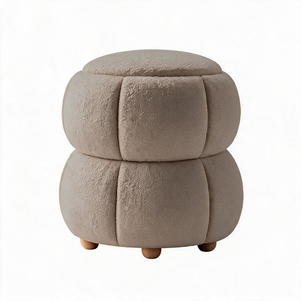 Softura Pouf in Latte von Hanah Home, rundes Sitzmöbel mit gestricktem Polyesterbezug und Holzkugelfüssen, frontale Ansicht auf hellem Untergrund.