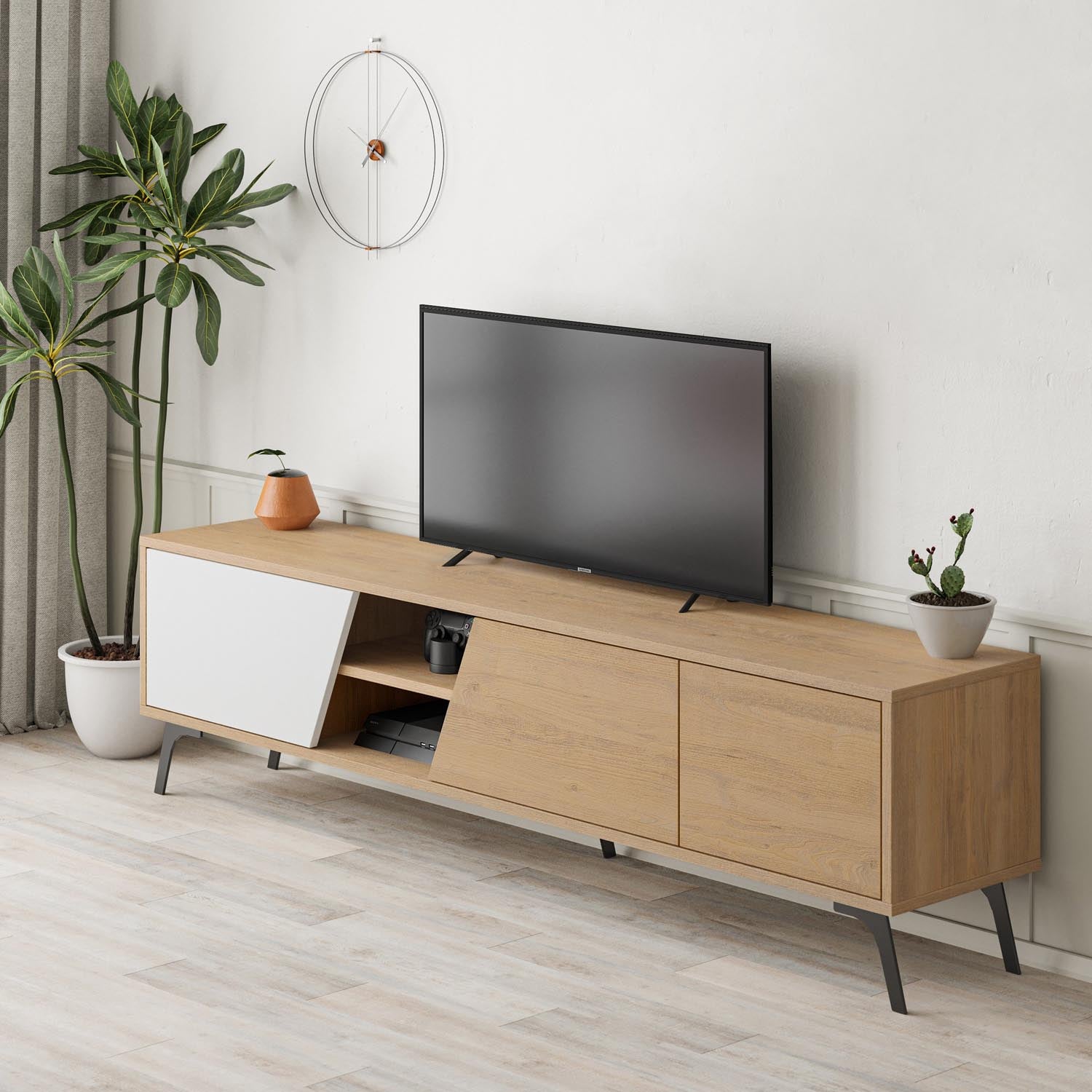 Verleihen Sie Ihrem Wohnzimmer mit dem Fiona Sideboard in Eiche Weiss von Hanah Home einen Hauch von Eleganz. Ideal für moderne Einrichtungen, vereint es Stil und praktische Nutzung.