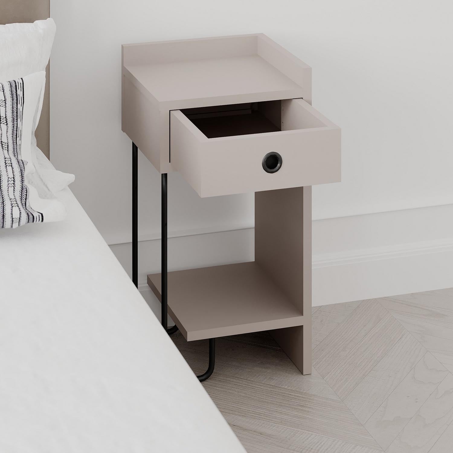 Entdecken Sie den Sirius Right Nachttisch in hellem Mocha von Hanah Home – eine stilvolle Kombination aus Eleganz und praktischer Funktionalität für Ihr Schlafzimmer.