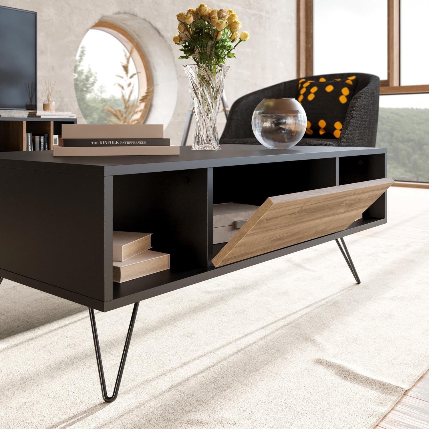 Eleganter Mistico Sofatisch in Schwarz und Walnuss von Hanah Home. Robustes Design, vielseitige Ablageflächen und industrieller Charme für Ihr Zuhause.