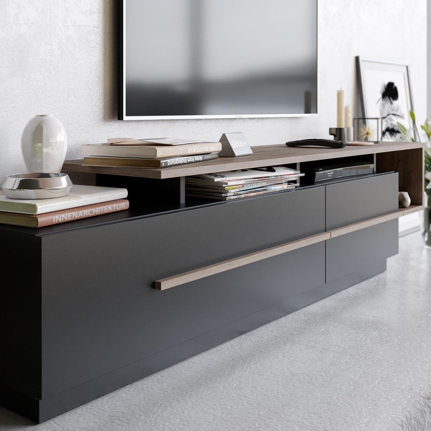 Entdecken Sie das elegante Pia Sideboard in Schwarznuss von Hanah Home. Perfekte Kombination aus Stil und Funktionalität für Ihr Wohnzimmer.