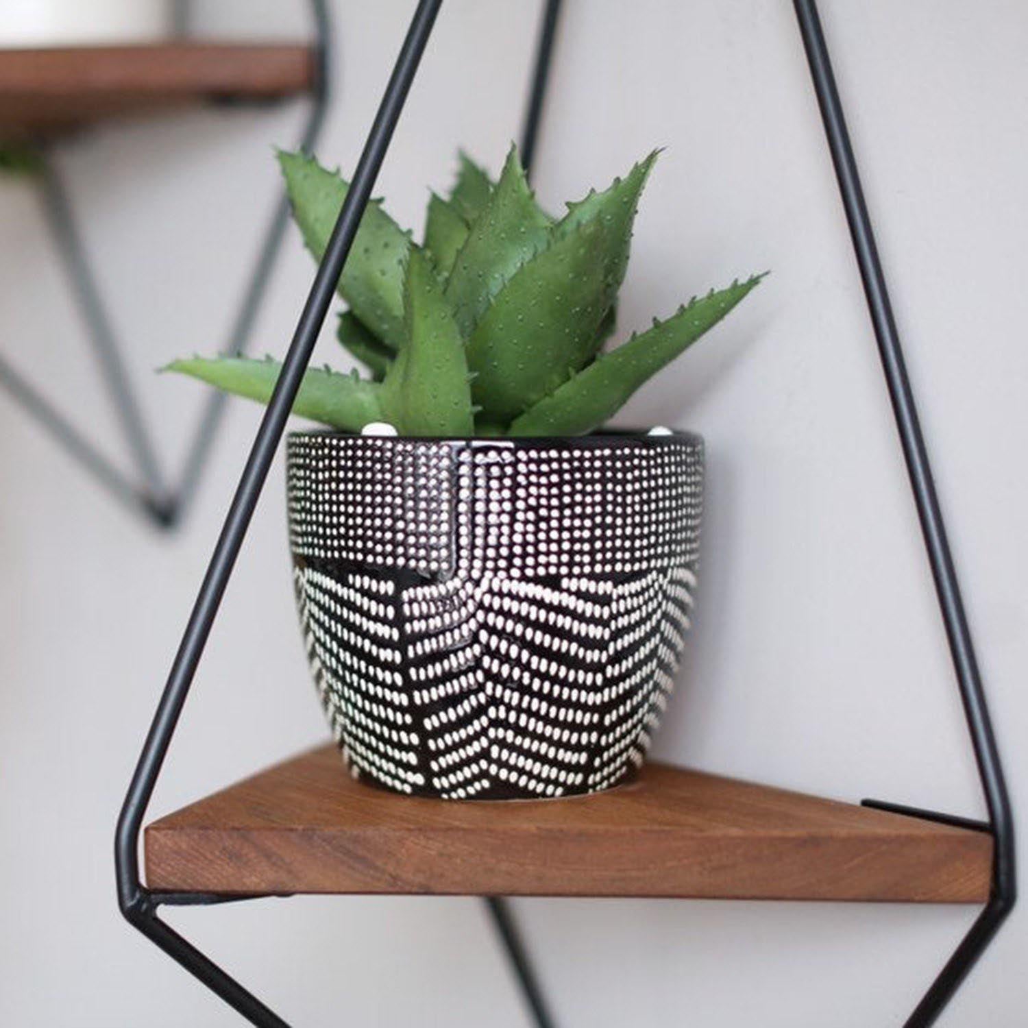 Verleihen Sie Ihrem Raum mit dem Wr039 Wandregal in Walnuss Schwarz von Hanah Home einen eleganten Akzent. Funktionalität trifft auf stilvolles Design!