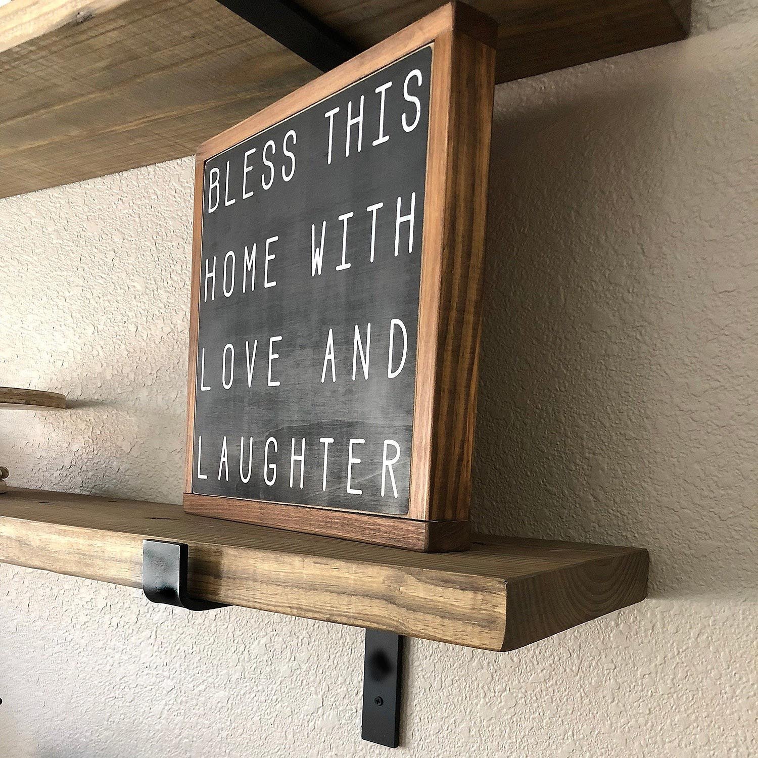 Entdecken Sie das Lam006 Wandregal in Schwarznuss von Hanah Home – ein handgefertigtes, elegantes Regal aus 100% Fichtenholz, das Stil und Funktionalität vereint.