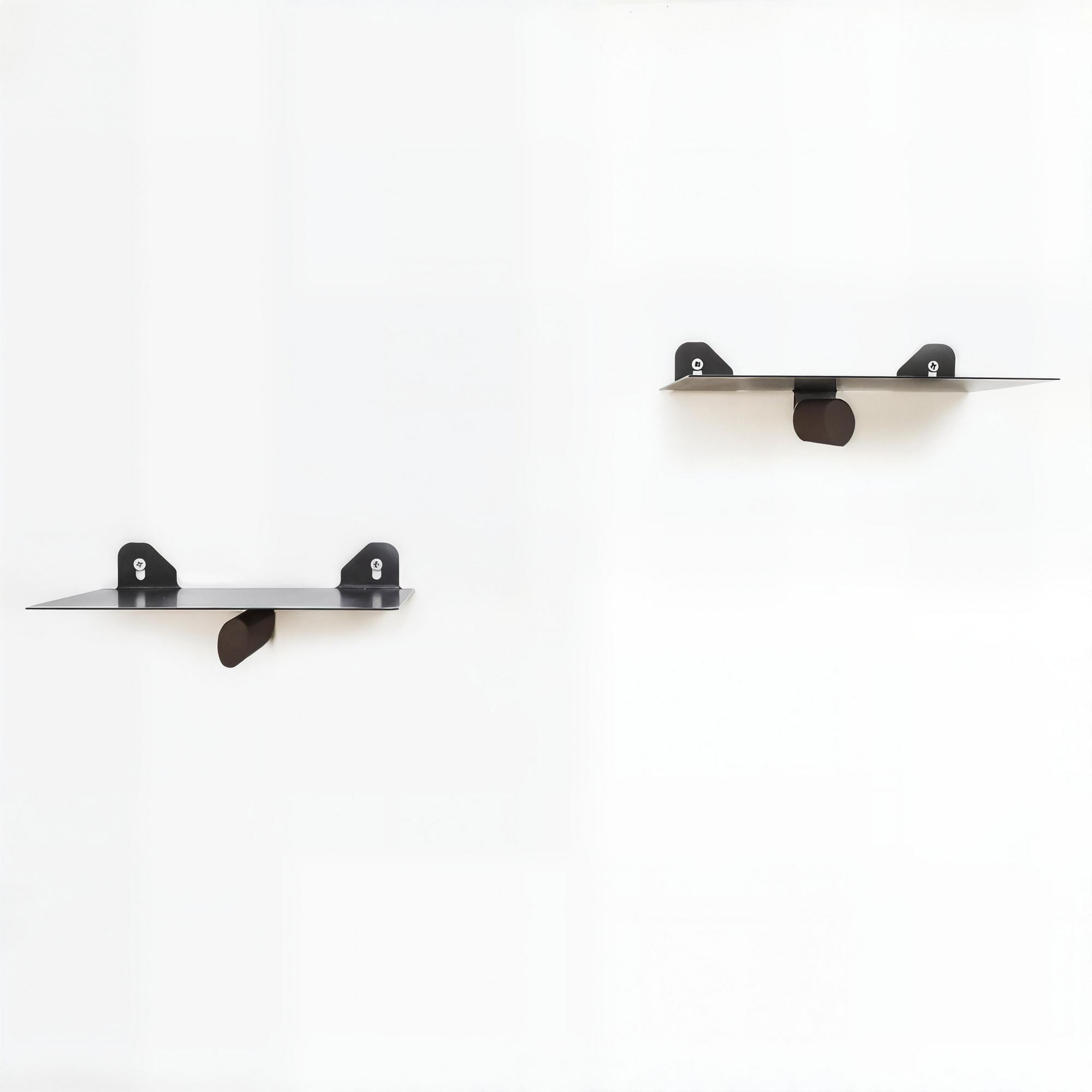 Verleihen Sie Ihrem Zuhause mit dem WR042 Wandregal von Hanah Home einen Hauch von böhmischer Eleganz. Dieses robuste Metallregal in Braun und Schwarz ist perfekt für kreative Dekoration.