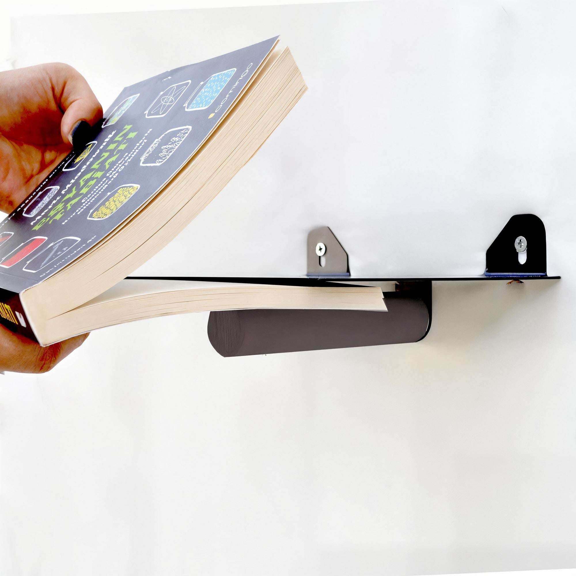 Verleihen Sie Ihrem Zuhause mit dem WR042 Wandregal von Hanah Home einen Hauch von böhmischem Flair. Dieses elegante Metallregal in Braun und Schwarz ist perfekt für kreative Dekorationen.