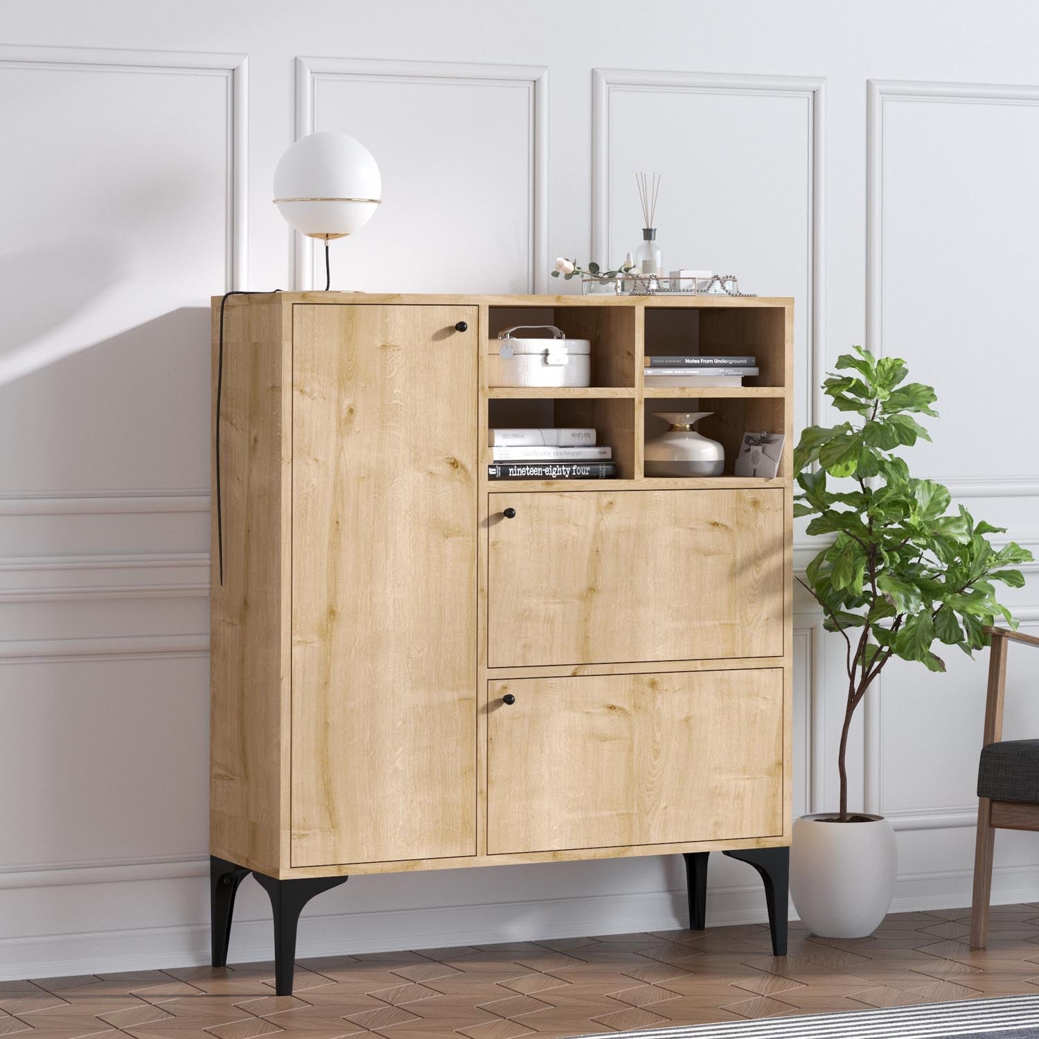 Verleihen Sie Ihrem Raum mit dem Ewa High-Sideboard in Saphir-Eiche von Hanah Home Eleganz und Stauraum. Ideal für jedes Interieur!
