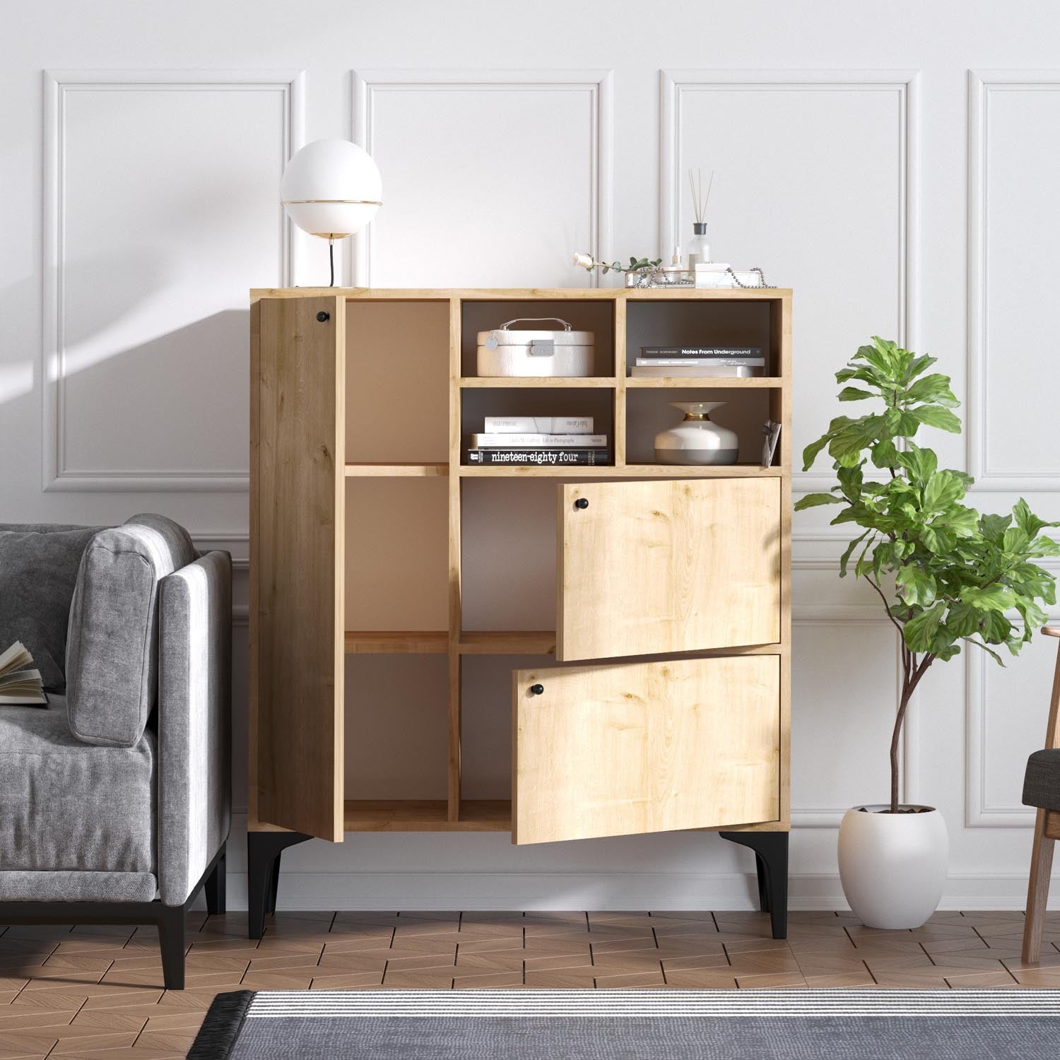 Entdecken Sie das Ewa High-Sideboard in Saphir-Eiche von Hanah Home – ein stilvolles Möbelstück, das Funktionalität und modernes Design vereint.