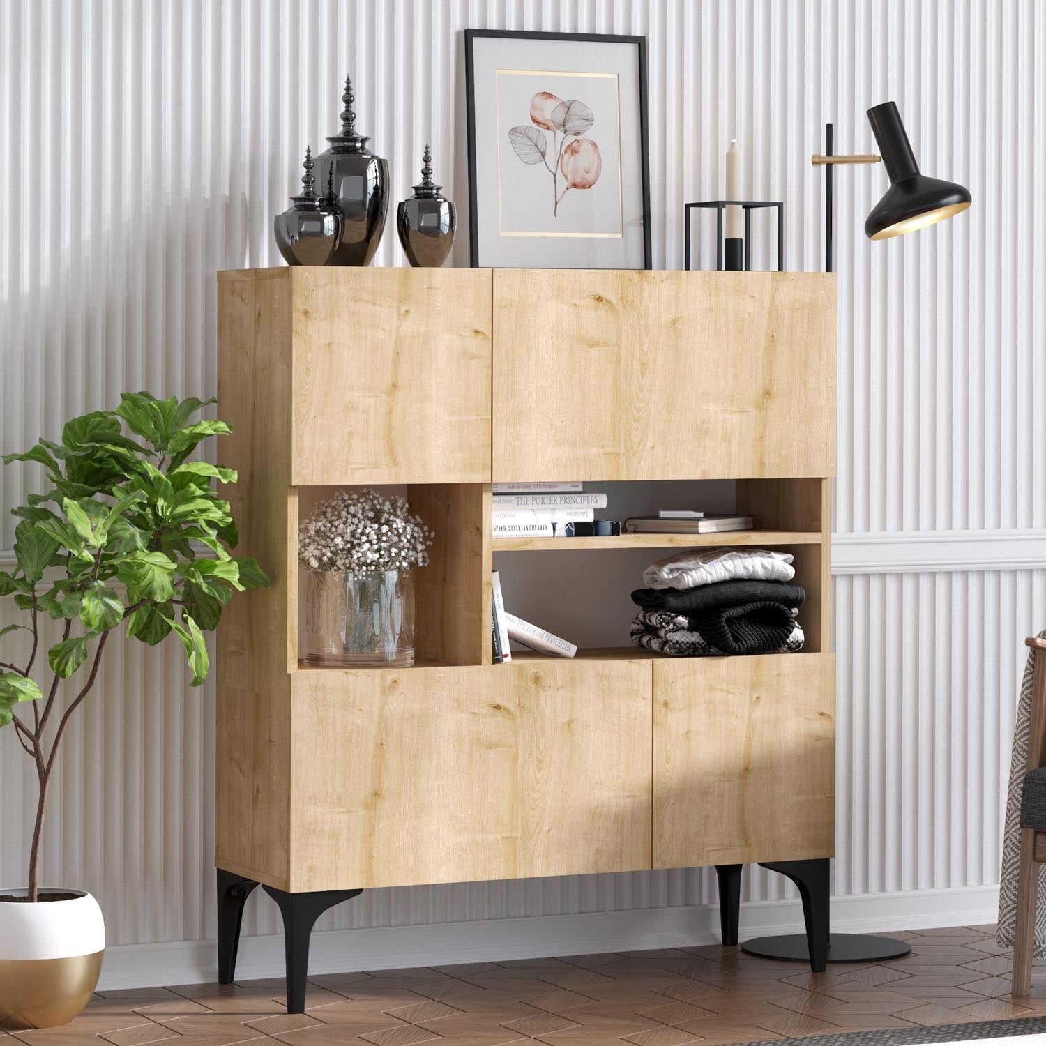 Erleben Sie das Krista High-Sideboard in Saphir-Eiche von Hanah Home – ein elegantes Design, das Stil und praktischen Stauraum harmonisch verbindet.