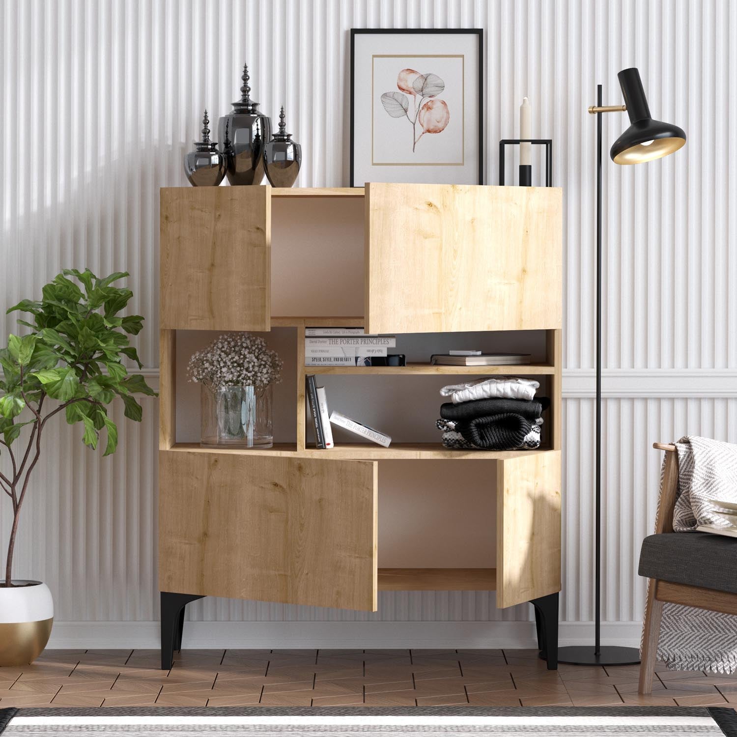 Entdecken Sie das Krista High-Sideboard in Saphir-Eiche von Hanah Home – ein stilvolles Möbelstück, das Eleganz und Funktionalität vereint.