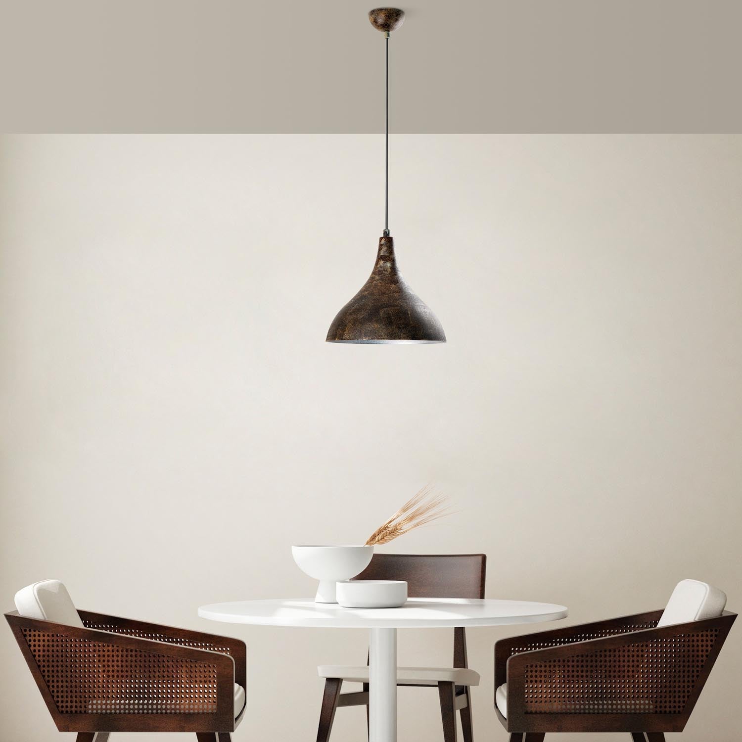 Entdecken Sie die BITLIS Pendelleuchte von Opviq in Antiquation – ein elegantes, vintage Design für stilvolle Beleuchtung in jedem Raum.