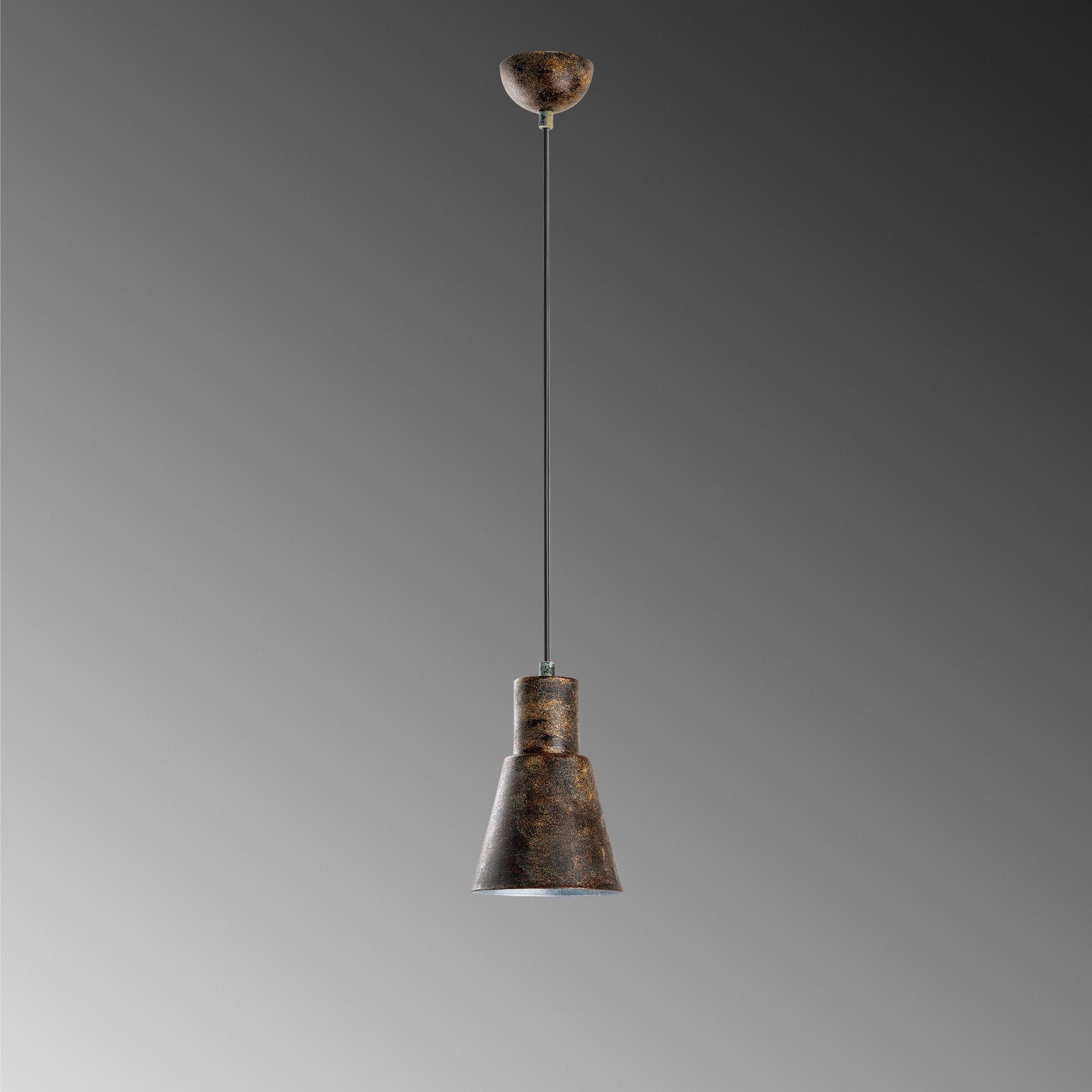 Erleben Sie mit der KONIKKEM Pendelleuchte von Opviq zeitlose Eleganz und eine warme Atmosphäre, die jeden Raum verzaubert.