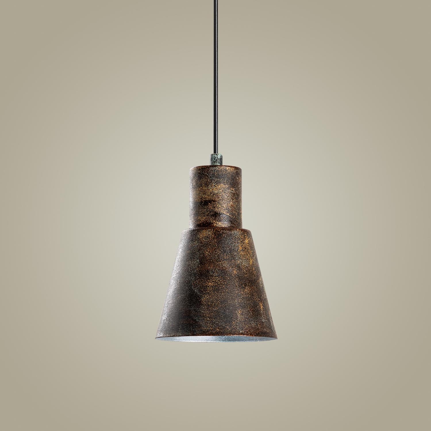 Verleihen Sie Ihrem Zuhause mit der KONIKKEM Pendelleuchte von Opviq einen Hauch von Vintage-Charme und stilvoller Raffinesse.