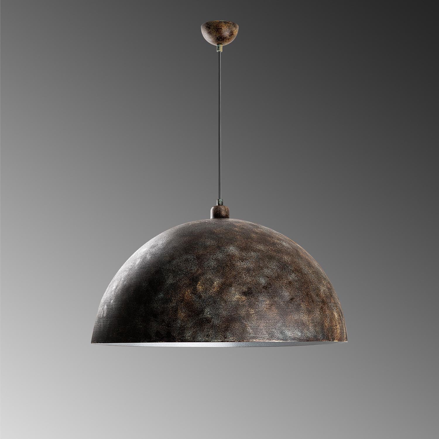 Erleben Sie die KURE Pendelleuchte von Opviq – ein stilvoller Kronleuchter, der mit antikem Flair und warmem Licht jeden Raum in einladende Eleganz verwandelt.