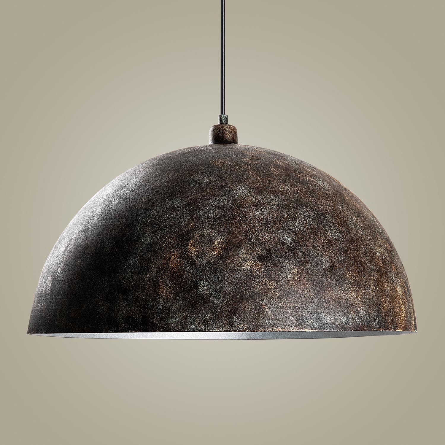 Entdecken Sie die KURE Pendelleuchte von Opviq – ein eleganter Kronleuchter mit Vintage-Charme, der warmes Licht und Raffinesse in Ihr Zuhause bringt.