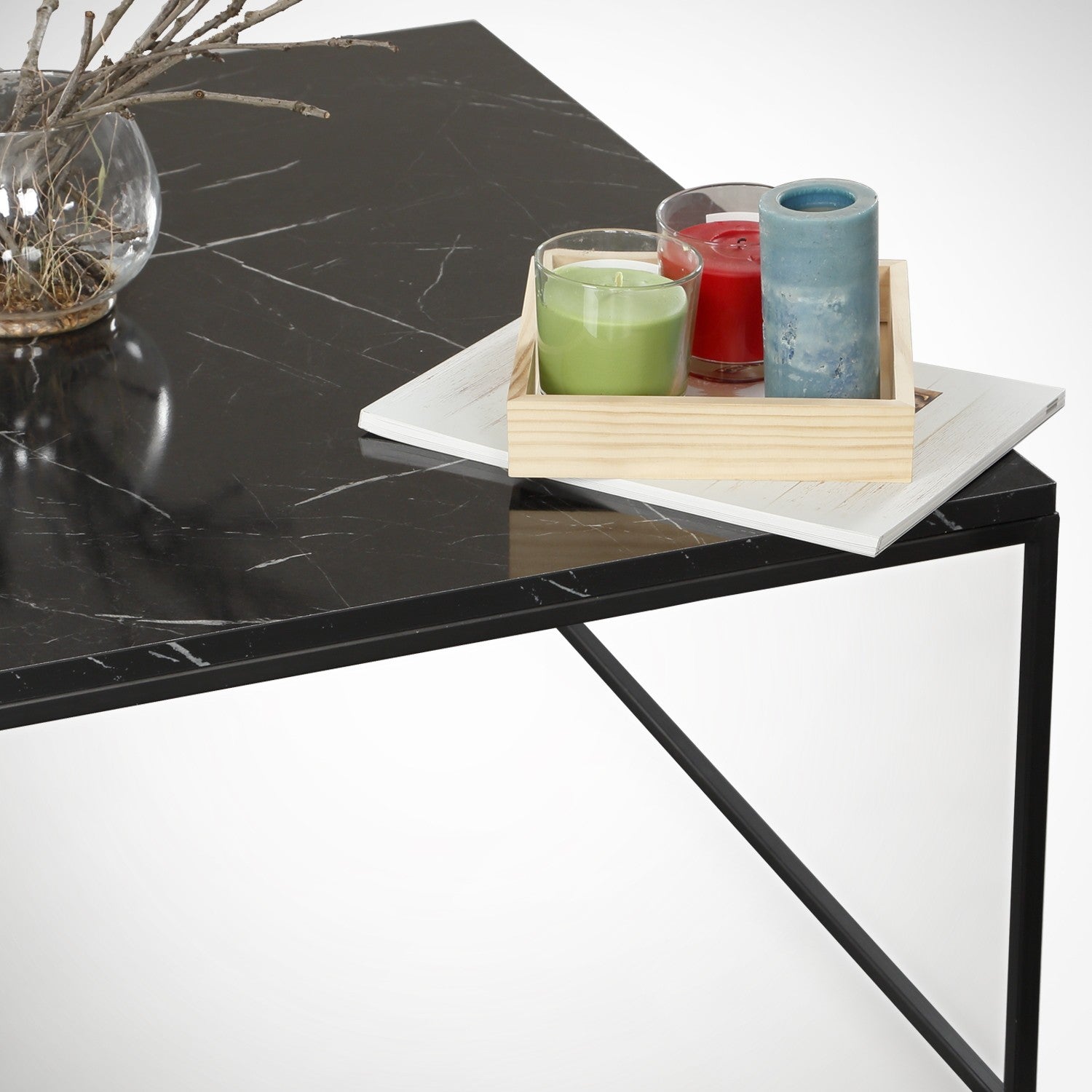 Erleben Sie den Poly Sofatisch von Hanah Home in Schwarz-Weiß – ein elegantes Design, das Stil und Langlebigkeit in Ihr Zuhause bringt.