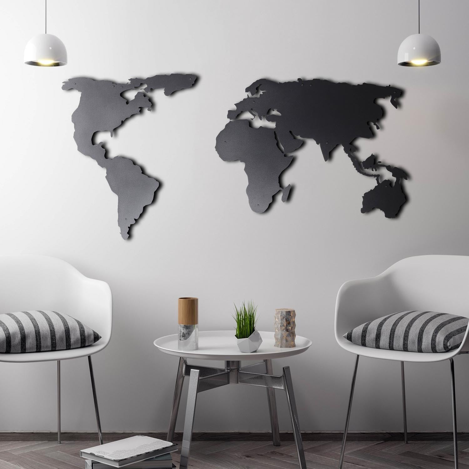 Entdecken Sie die World Map Silhouette von Wallity – eine stilvolle schwarze Wanddeko aus robustem Metall, die Ihrem Raum Eleganz und Charakter verleiht.