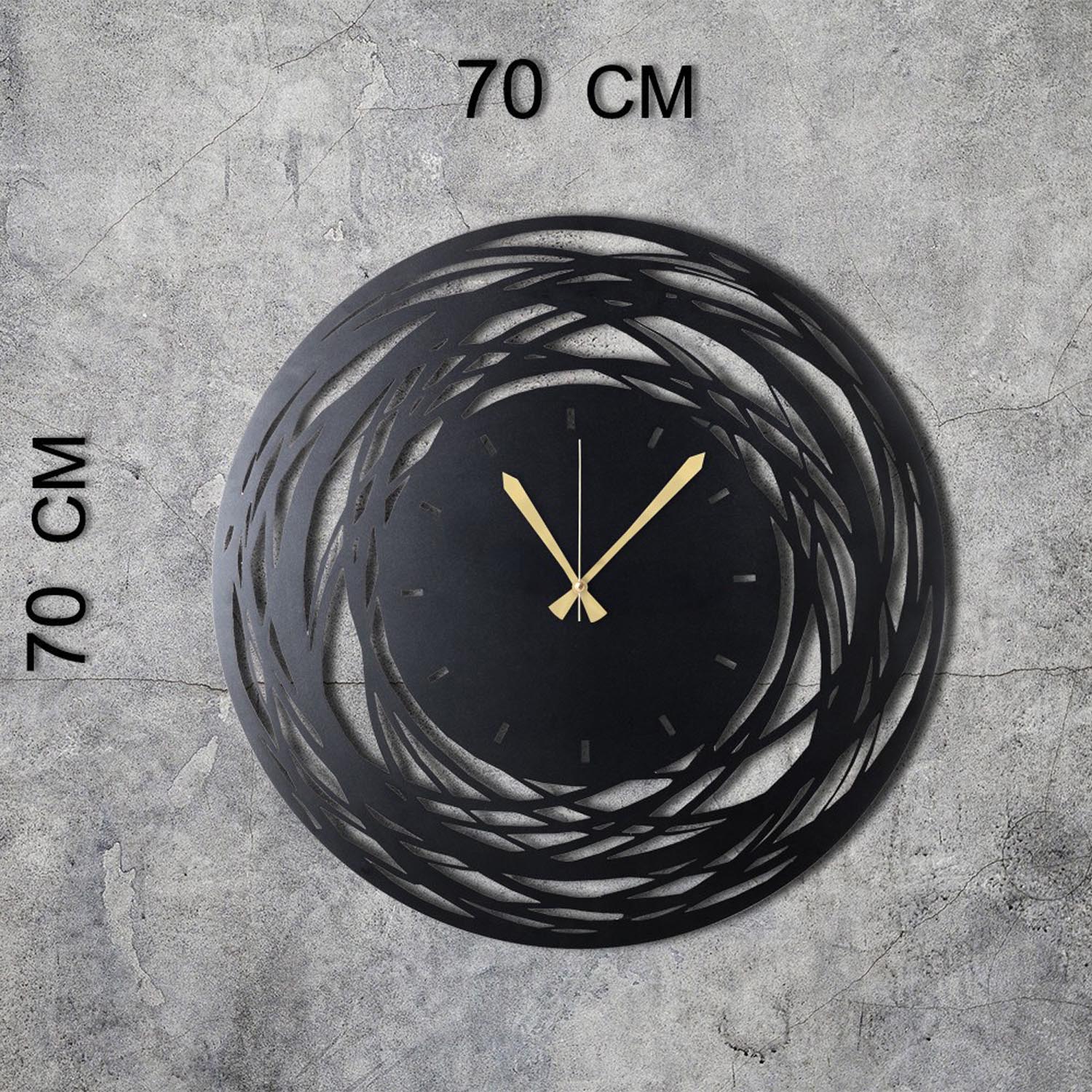 Verleihen Sie Ihrem Raum mit der WATCH Wanduhr von Wallity in Schwarz einen Hauch von Eleganz. Diese 70 x 70 cm große Metall-Uhr ist ein zeitloses Kunstwerk.