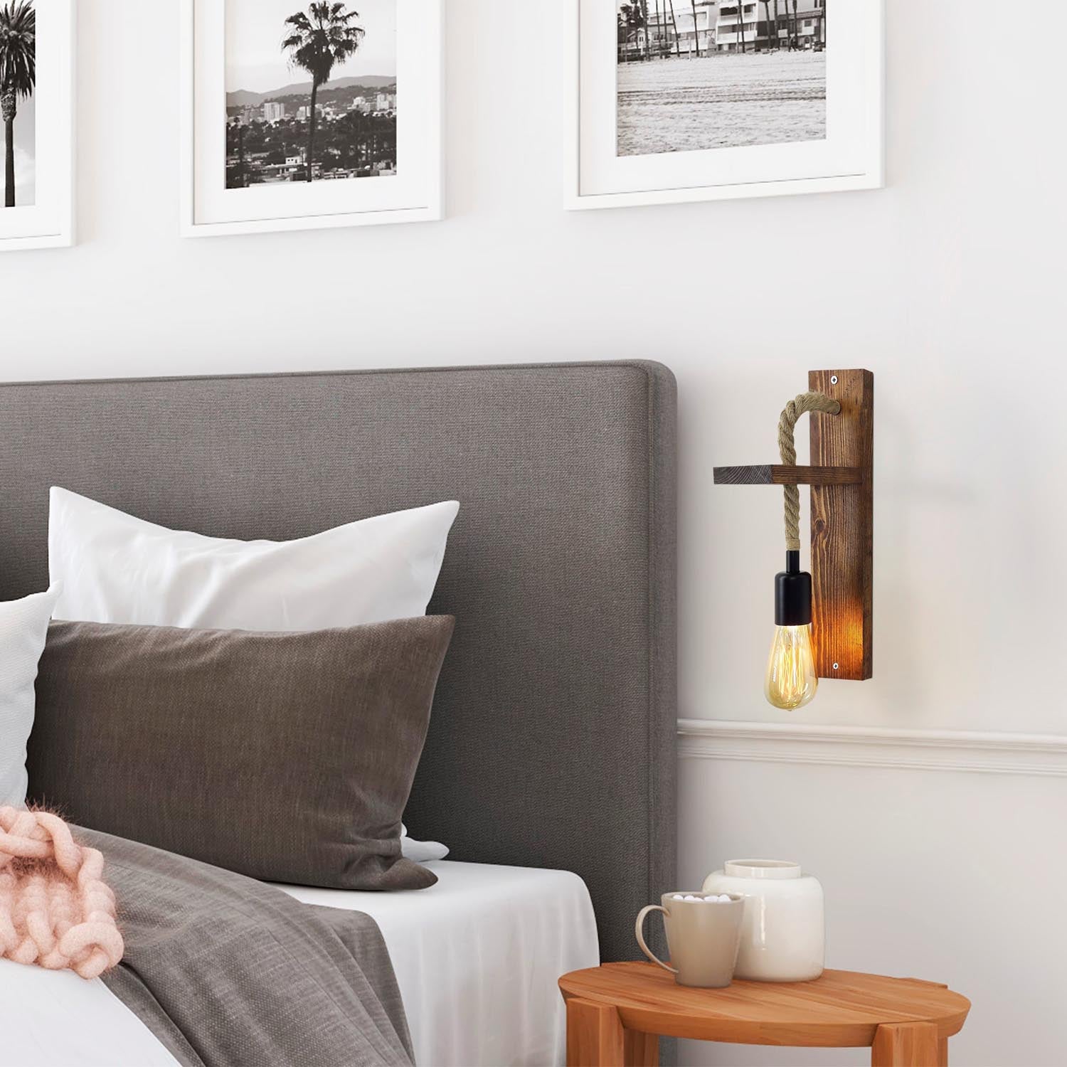 Entdecken Sie die Ahşap Aplik 17 Wandleuchte in Walnuss von Opviq – handgefertigt aus massivem Kiefernholz für ein warmes, einladendes Ambiente.