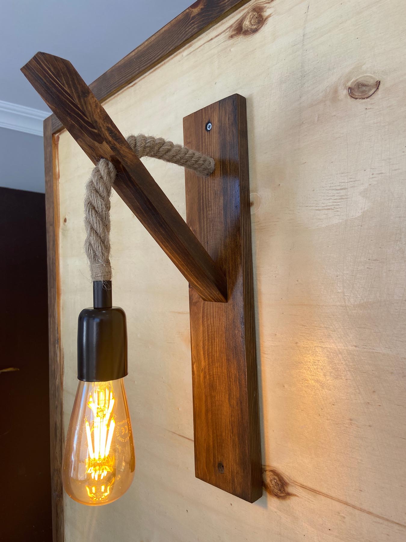 Entdecken Sie die Ahşap Aplik 18 Wandleuchte in Walnuss von Opviq – handgefertigt aus massivem Kiefernholz, vereint sie elegantes Design mit warmem Licht für Ihr Zuhause.