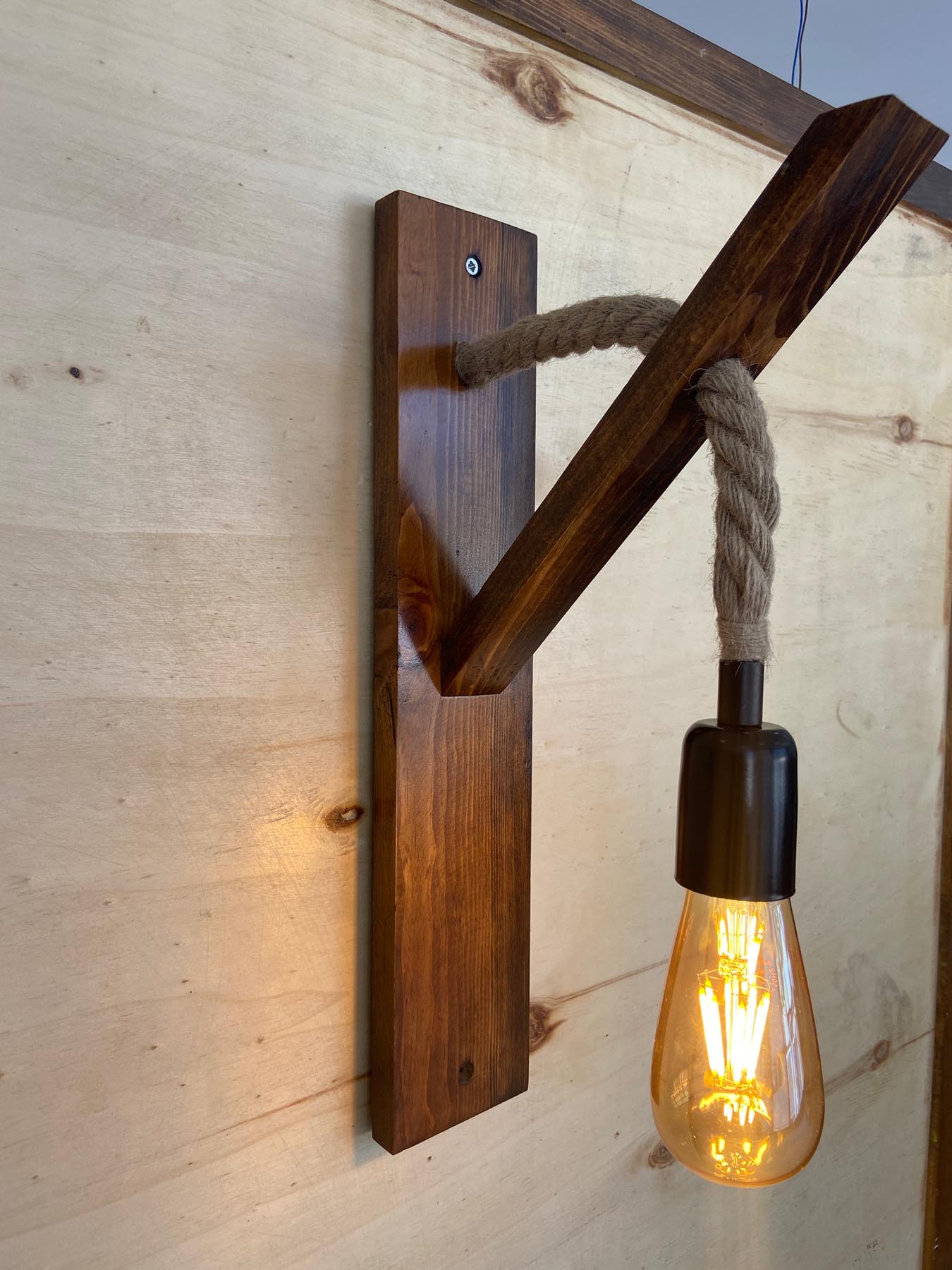 Entdecken Sie die Ahşap Aplik 18 Wandleuchte in Walnuss von Opviq – eine elegante, handgefertigte Lampe aus massivem Kiefernholz, die jeden Raum mit warmem Licht und rustikalem Charme bereichert.