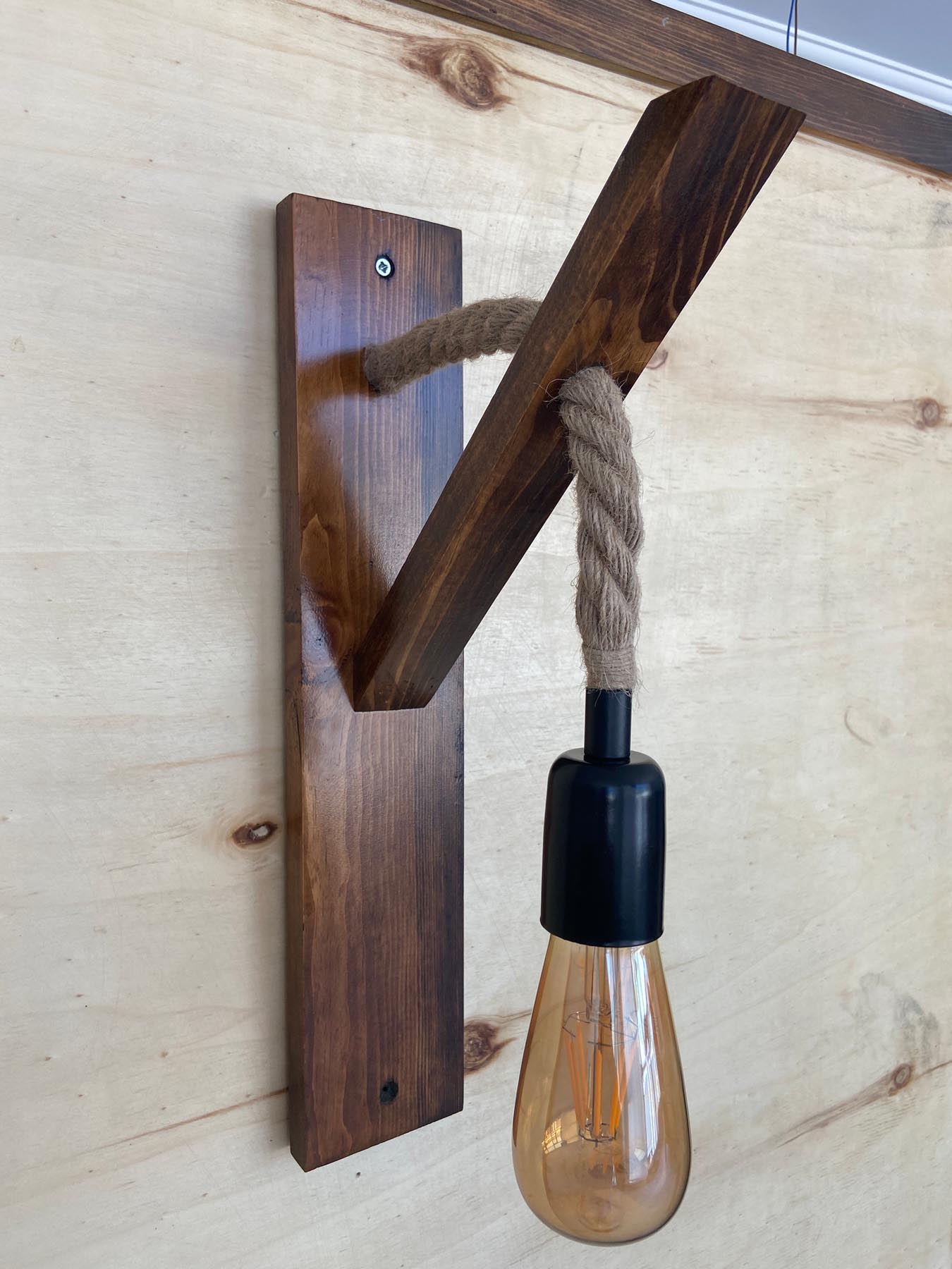 Entdecken Sie die Ahşap Aplik 18 Wandleuchte in edlem Walnuss. Handgefertigt aus massivem Kiefernholz, bietet sie warmes Licht und rustikalen Charme.