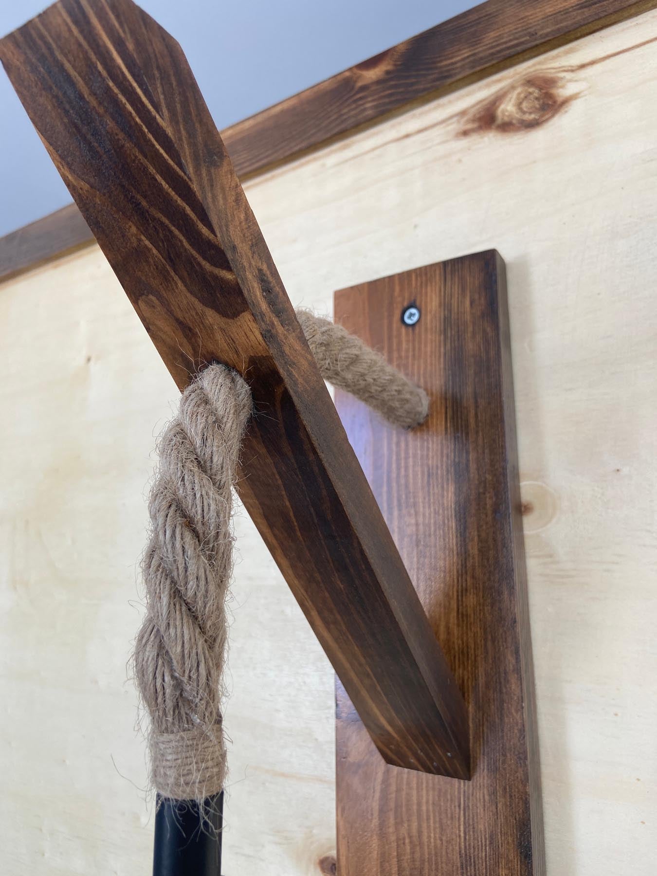 Erleben Sie die Ahşap Aplik 18 Wandleuchte in stilvollem Walnuss. Diese handgefertigte Lampe aus massivem Kiefernholz vereint modernes Design mit gemütlichem Licht.