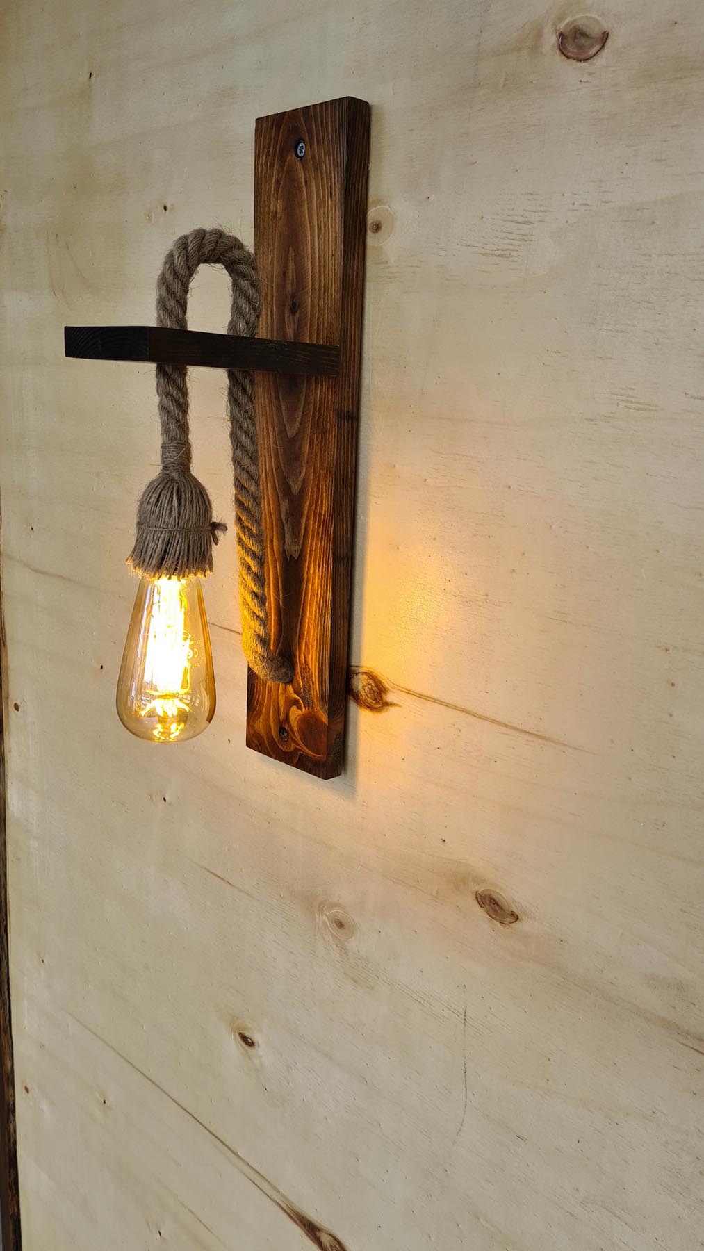 Entdecken Sie die Ahşap Aplik 23 Wandleuchte von Opviq – eine stilvolle, handgefertigte Lampe aus Walnuss, die Ihr Zuhause mit warmem Licht und zeitloser Eleganz bereichert.