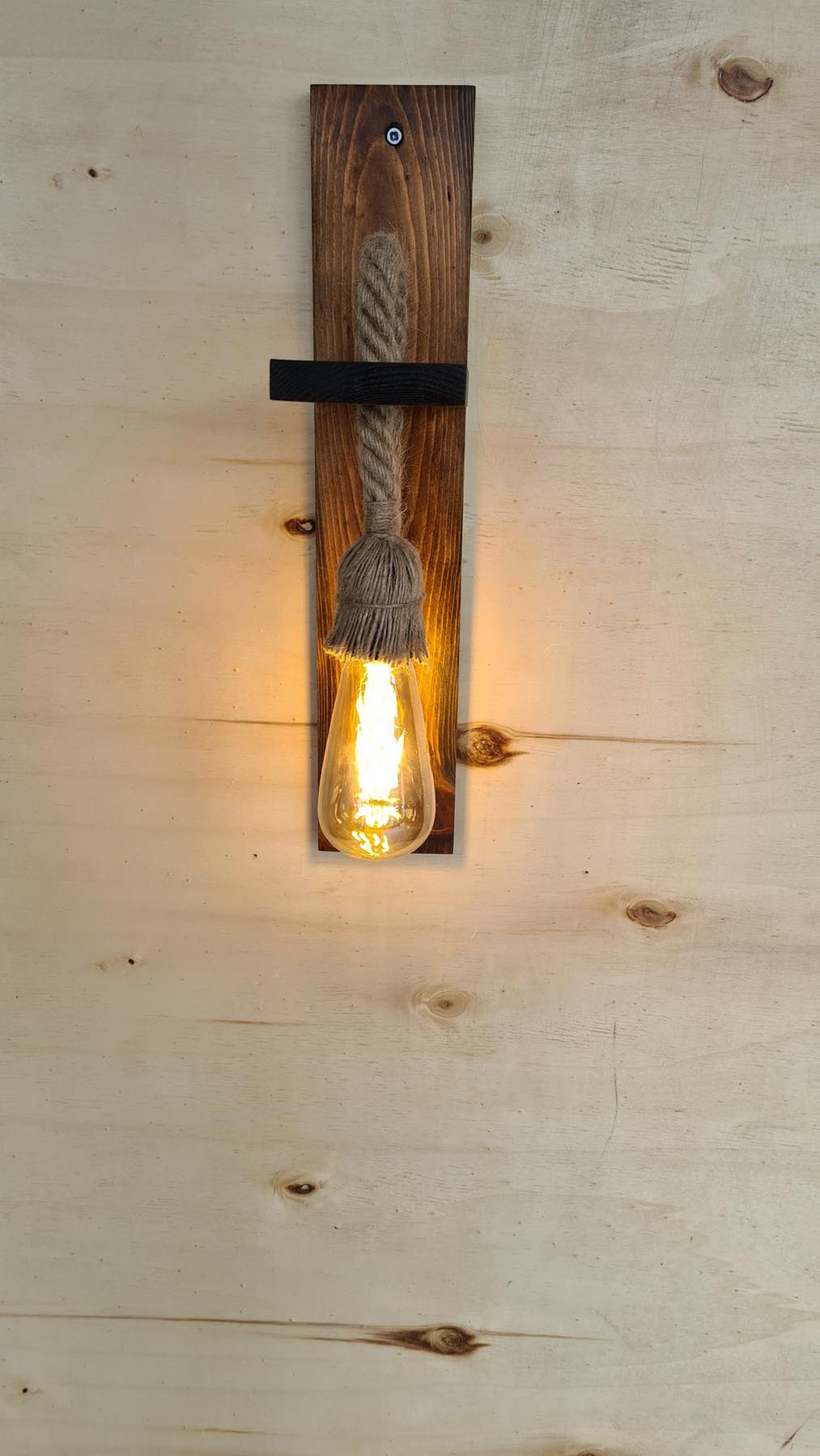 Erleben Sie die Ahşap Aplik 23 Wandleuchte von Opviq – handgefertigt aus massivem Kiefernholz, vereint sie zeitlose Eleganz mit warmem Licht.