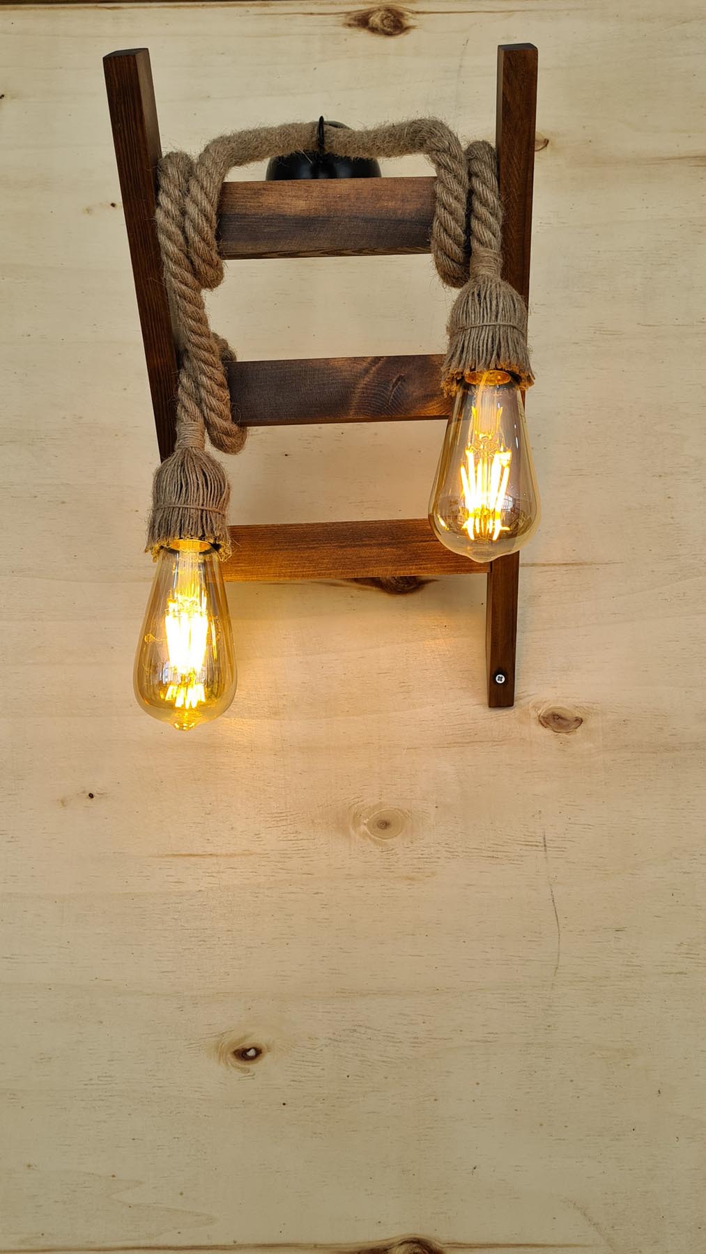 Entdecken Sie die elegante Merdiven Halat Aplik Wandleuchte in Walnuss von Opviq. Diese stilvolle Wandlampe aus massivem Kiefernholz verleiht jedem Raum Wärme und Charme.