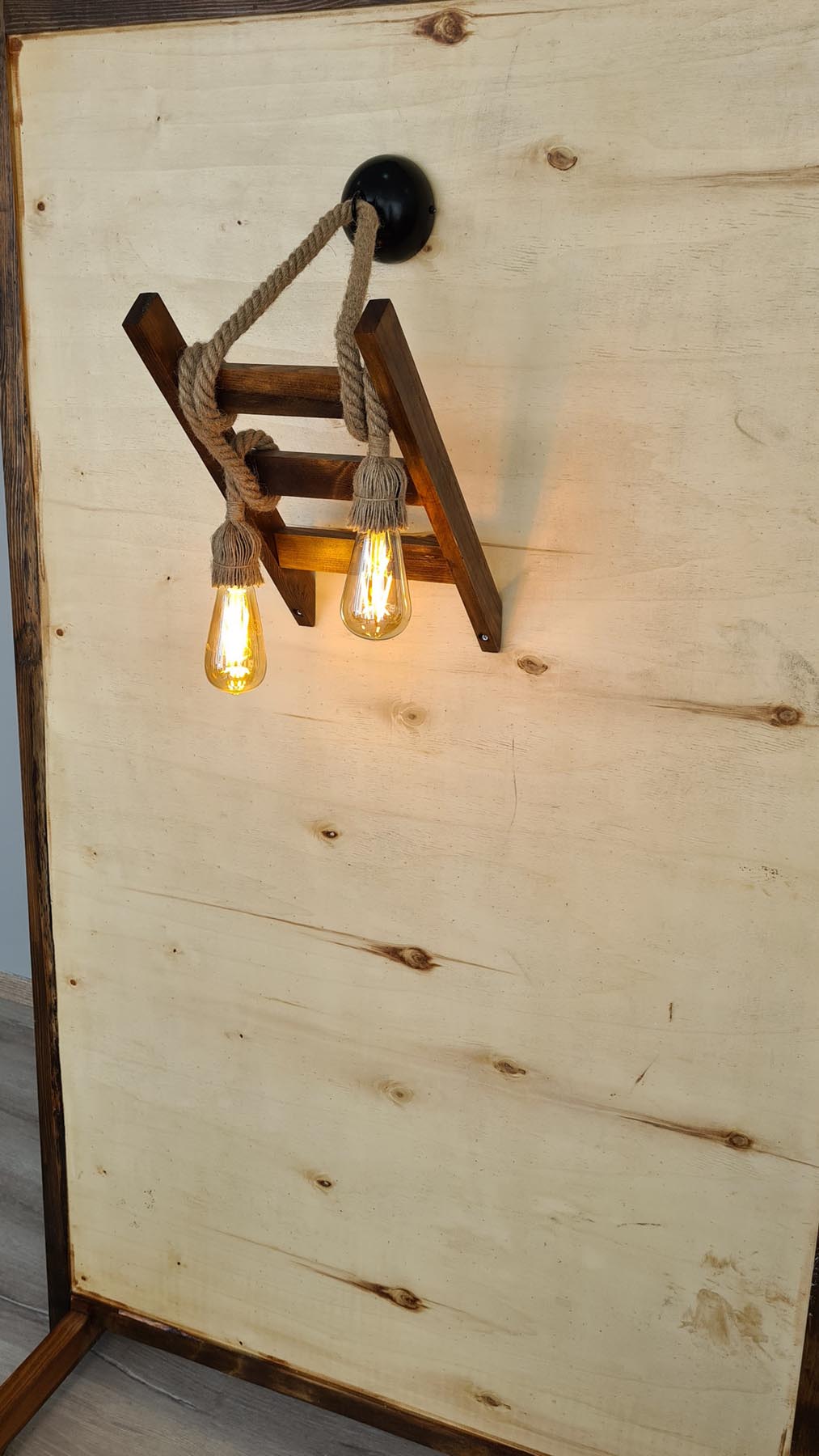 Verleihen Sie Ihrem Raum mit der Merdiven Halat Aplik Wandleuchte in Walnuss von Opviq einen Hauch von Eleganz und Gemütlichkeit. Diese handgefertigte Lampe aus massivem Kiefernholz sorgt für eine warme Atmosphäre.