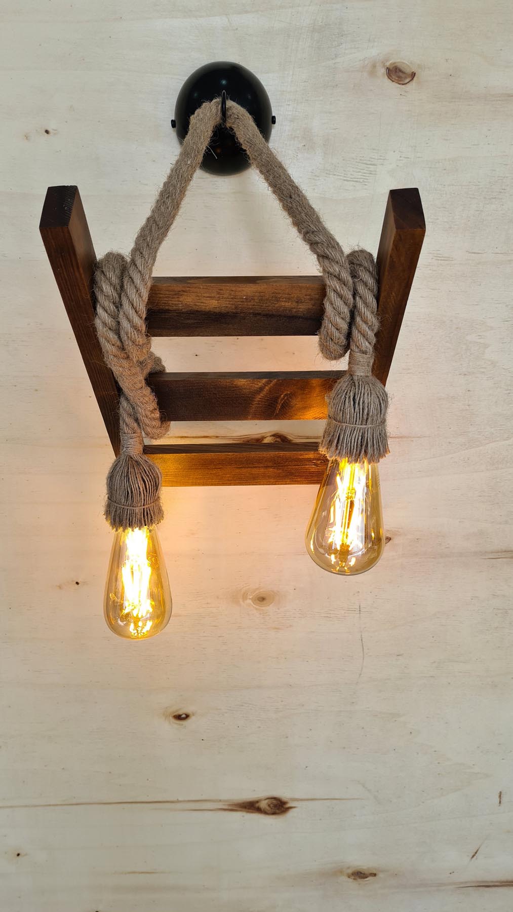 Entdecken Sie die Merdiven Halat Aplik Wandleuchte in Walnuss von Opviq – ein stilvolles Highlight aus massivem Kiefernholz, das jeden Raum mit Wärme und Eleganz erfüllt.