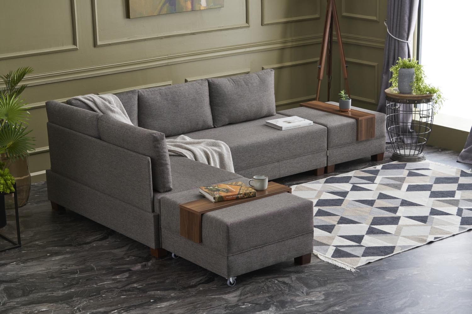 Verleihen Sie Ihrem Wohnraum mit dem Fly Corner Sofa Bed Left in edlem Braun von Atelier Del Sofa einen Hauch von Luxus. Funktionalität trifft auf zeitlose Eleganz!