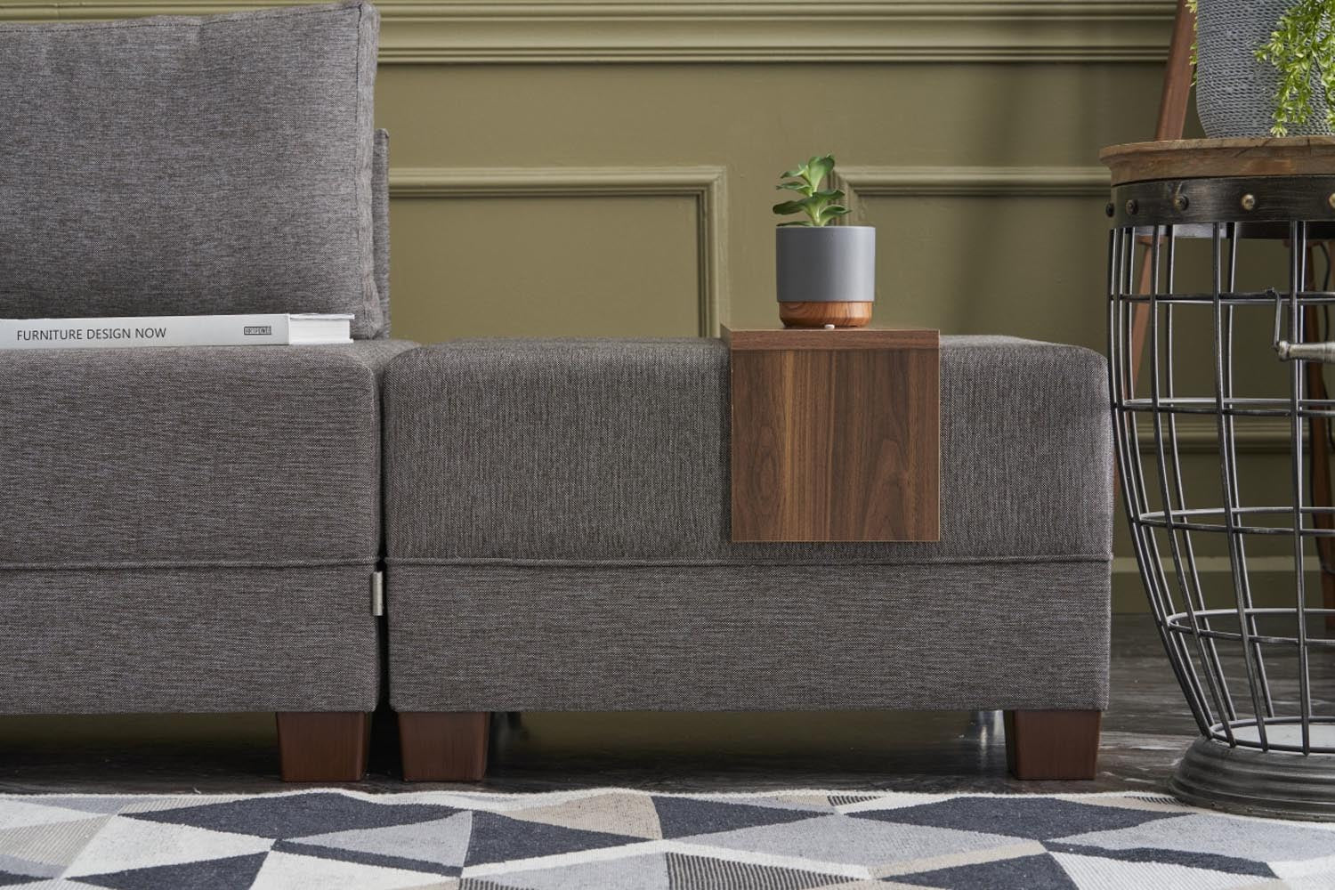 Verleihen Sie Ihrem Wohnraum mit dem Fly Corner Sofa Bed Left in elegantem Braun von Atelier Del Sofa einen Hauch von Luxus. Ideal für Komfort und Stil!