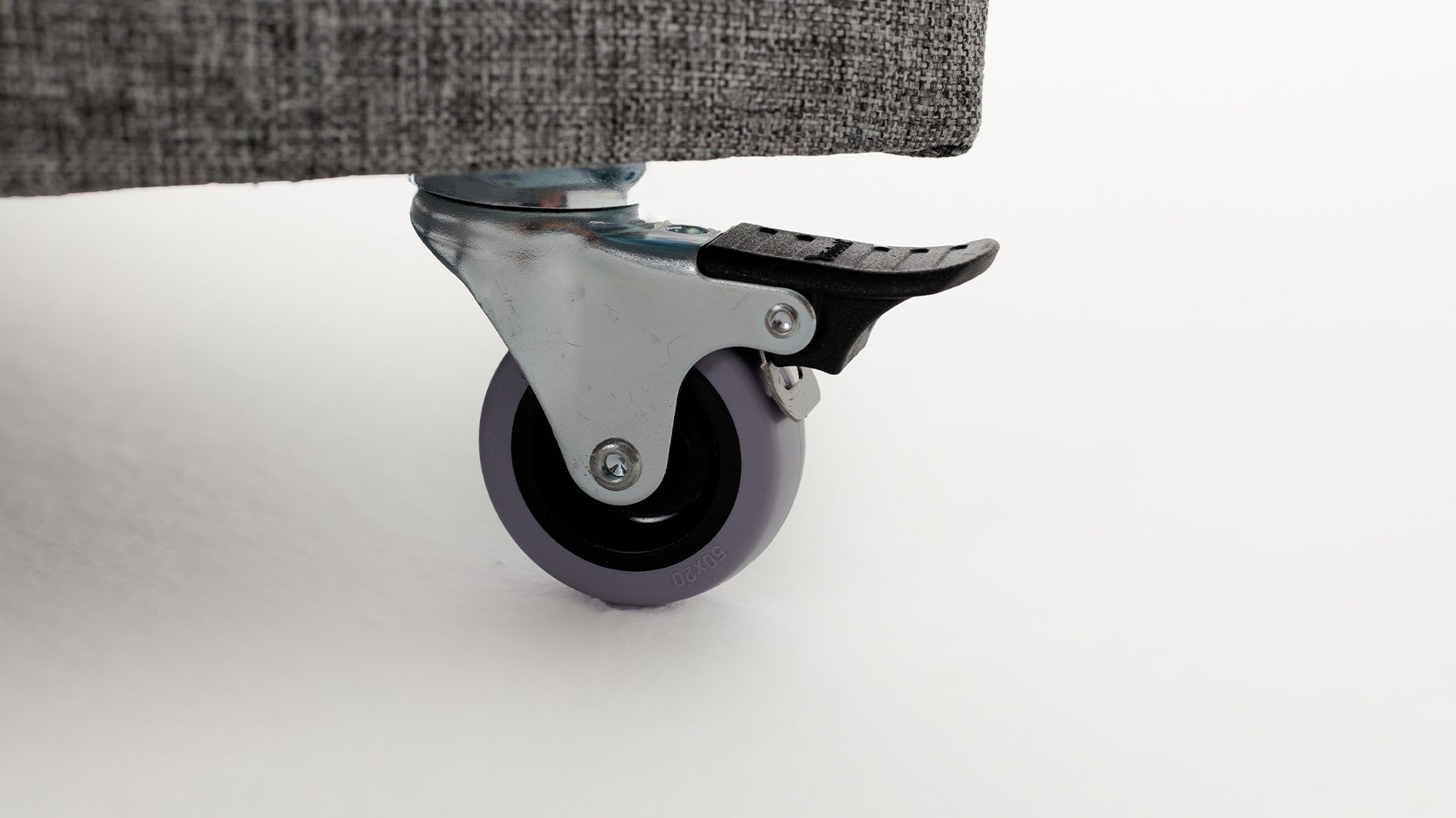 Verleihen Sie Ihrem Wohnraum mit dem Fly Corner Sofa Bed Right in Grau von Atelier Del Sofa einen Hauch von Eleganz und Komfort! Ideal für jeden Anlass.