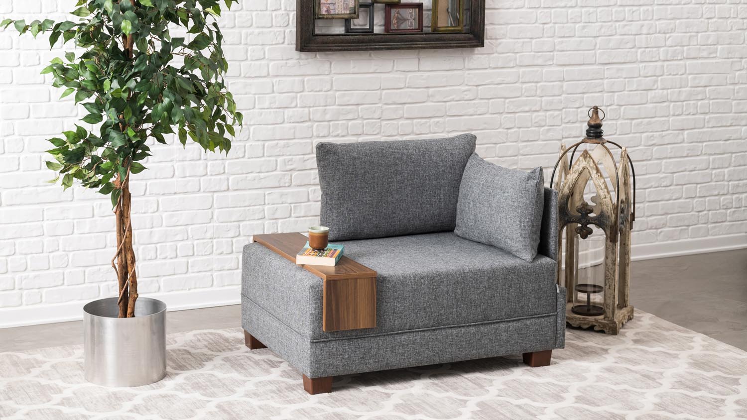 Entdecken Sie den Fly Armchair Right in elegantem Grau von Atelier Del Sofa – ein luxuriöses 1-Sitz-Sofa, das Komfort und skandinavisches Design vereint.