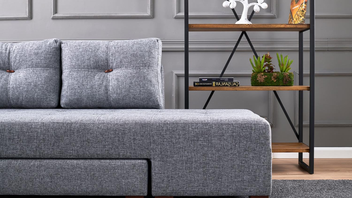 Entdecken Sie das elegante Manama Ecksofa-Bett in Grau von Atelier Del Sofa. Ideal für stilvolle Wohnräume, vereint es Komfort und Vielseitigkeit!