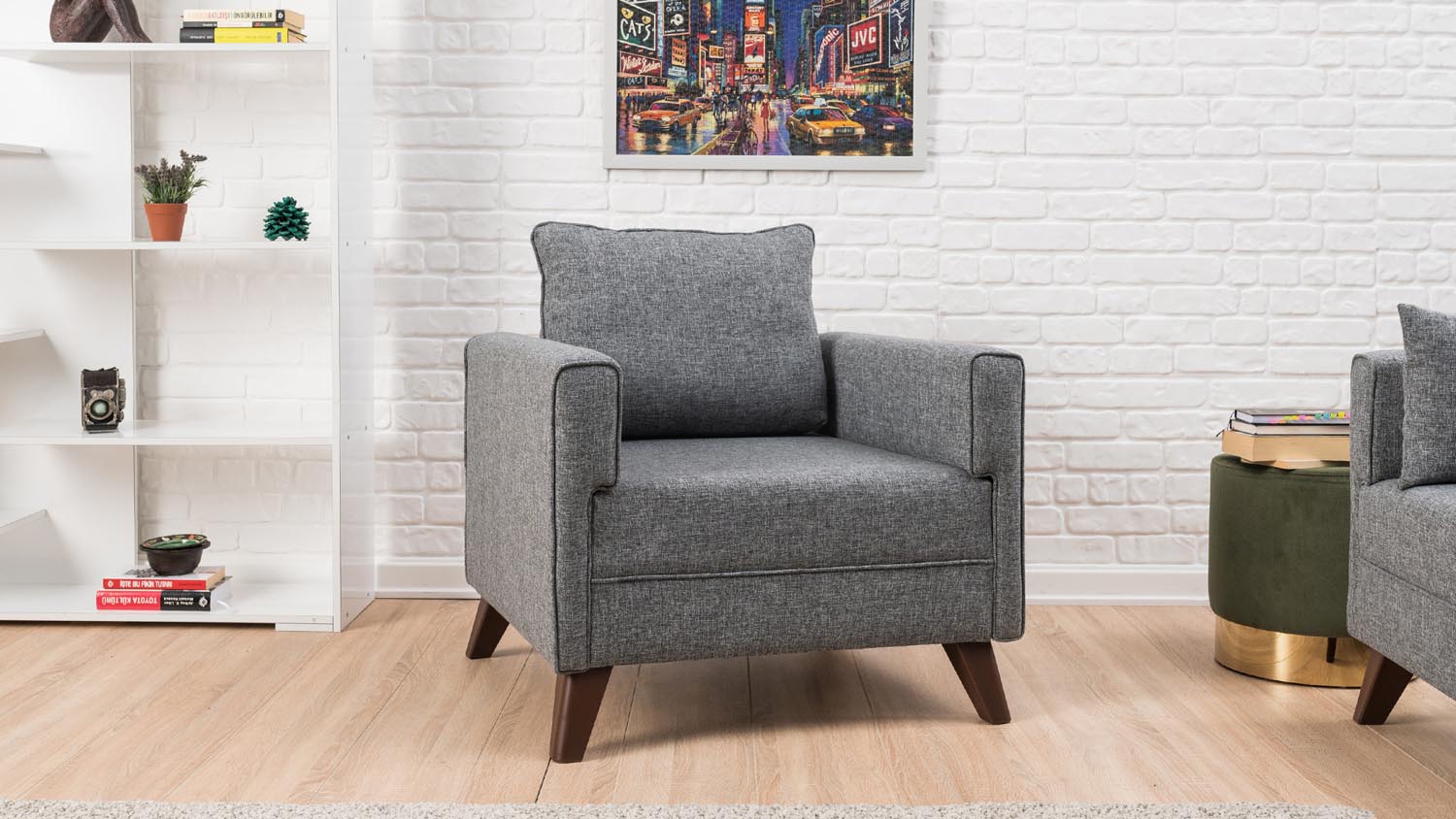 Entdecken Sie den eleganten Bella Armchair in Grau von Atelier Del Sofa. Perfekt für jeden Raum, vereint er Komfort und stilvolles Design.