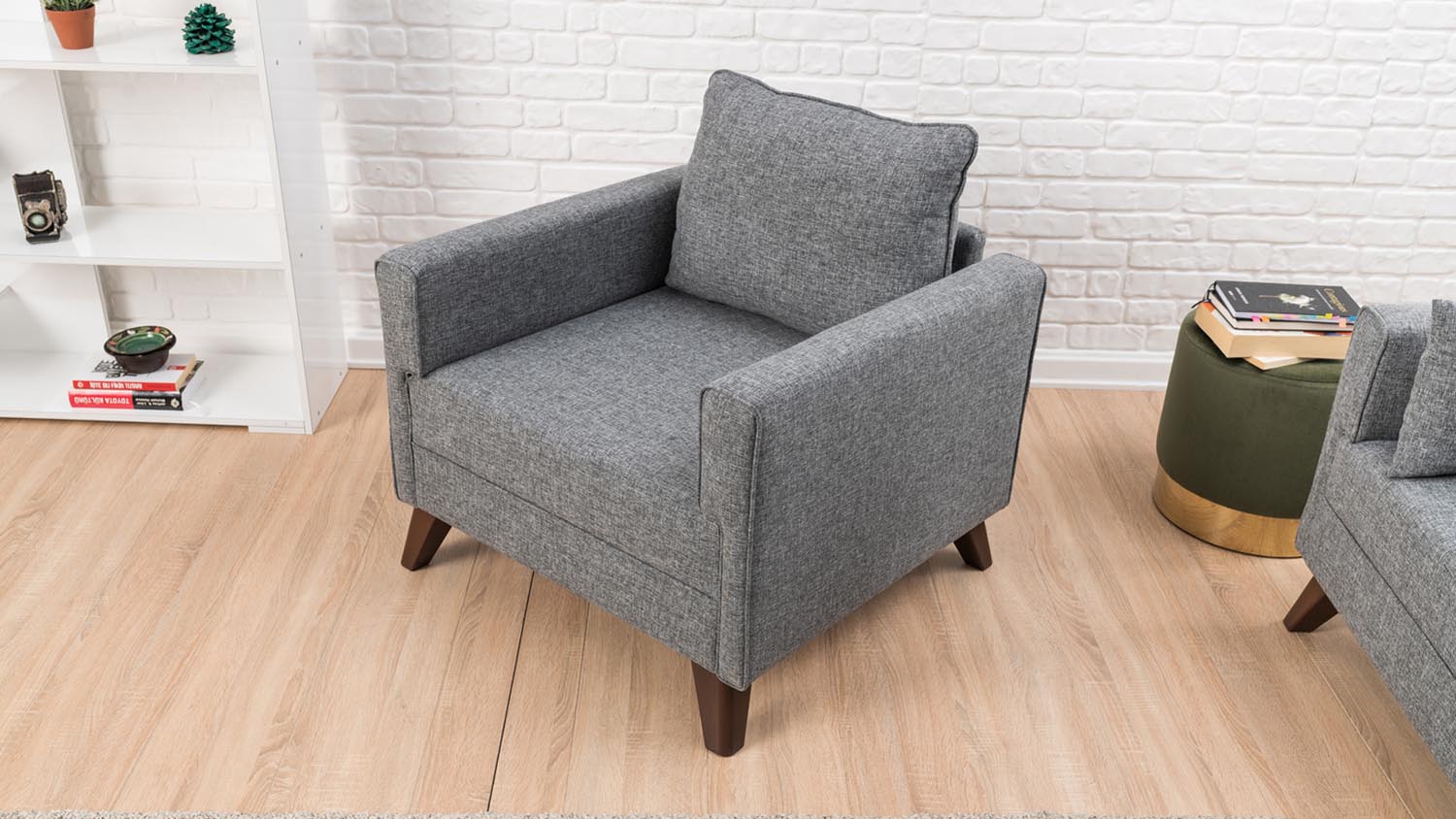 Erleben Sie den Bella Armchair in Grau von Atelier Del Sofa – ein stilvolles, komfortables Möbelstück, das jeden Raum aufwertet.